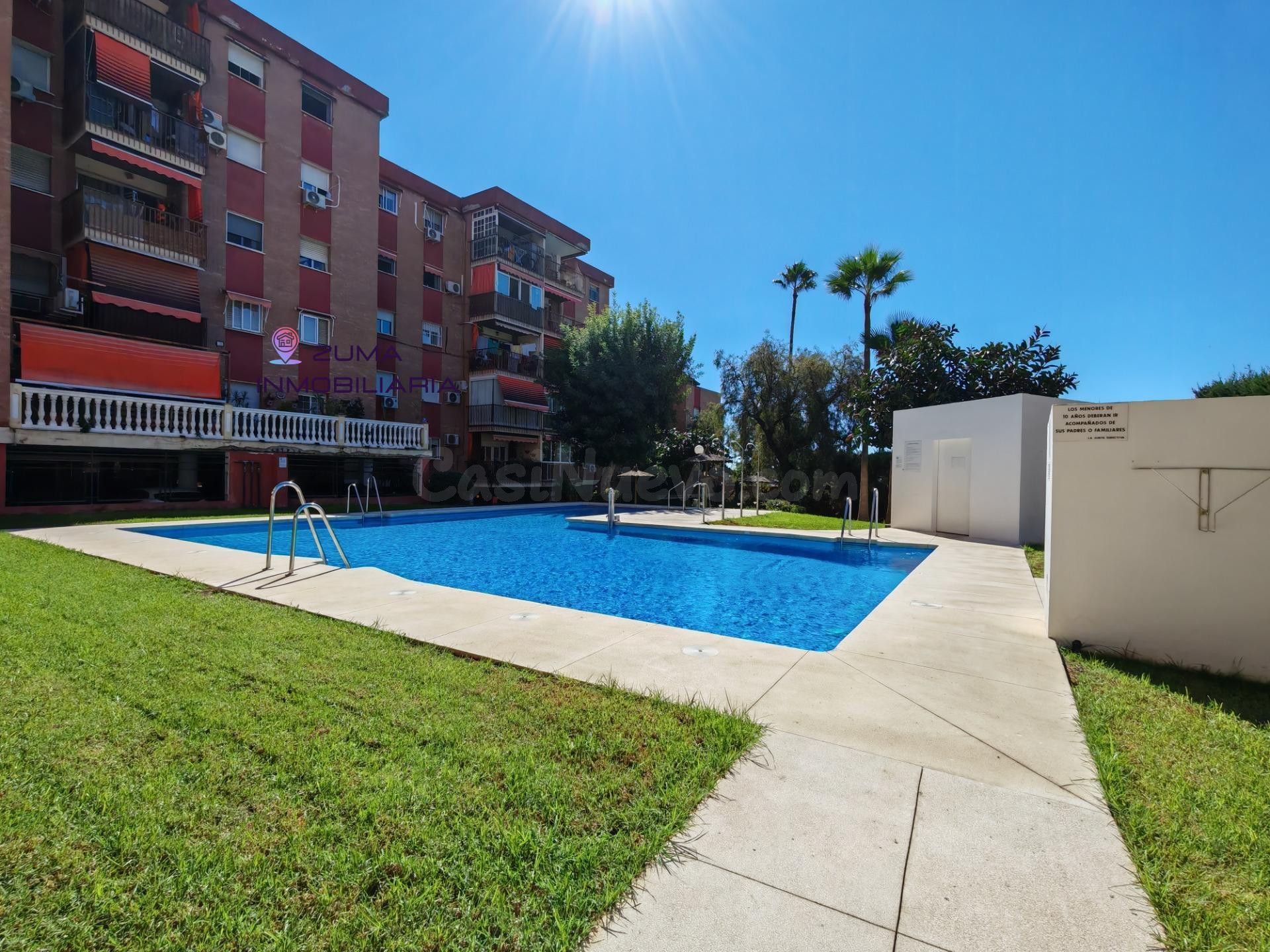 Piso en Málaga con piscina comunitaria y terraza.