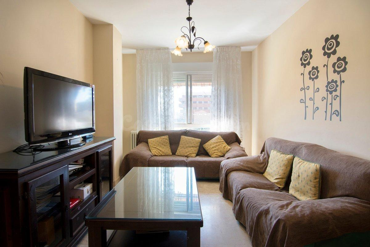 MAGNIFICA VIVIENDA CON GARAJE EN VERGELES, JUNTO A PALACIO DE DEPORTES