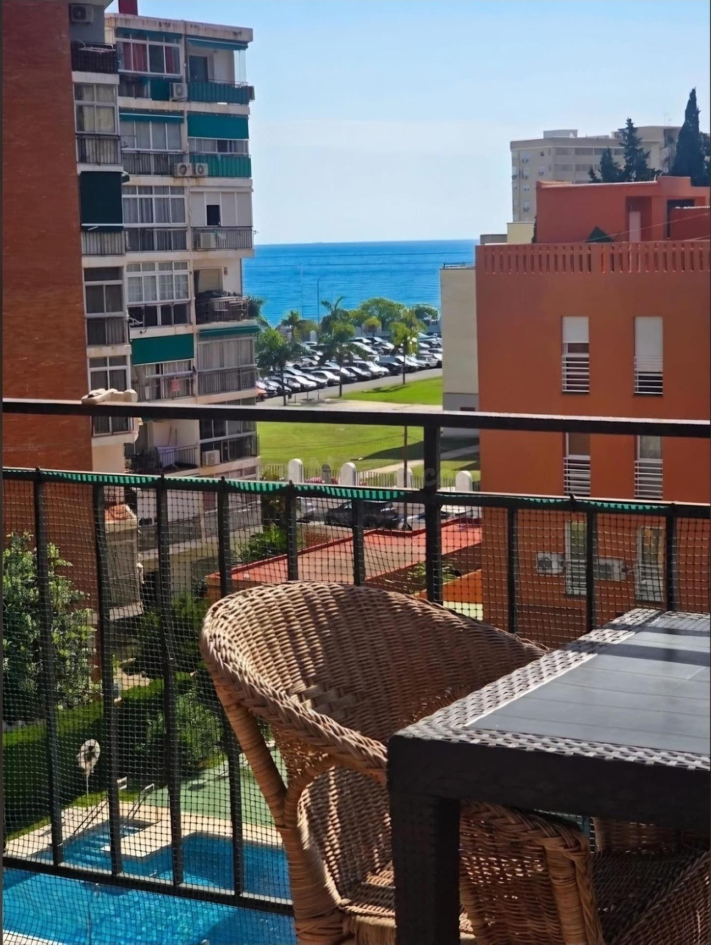 APARTAMENTO EN EL CENTRO DE TORREMOLINOS | TERRAZA CON VISTAS AL MAR, PISCINA Y ORIENTACIÓN SUR ☀️