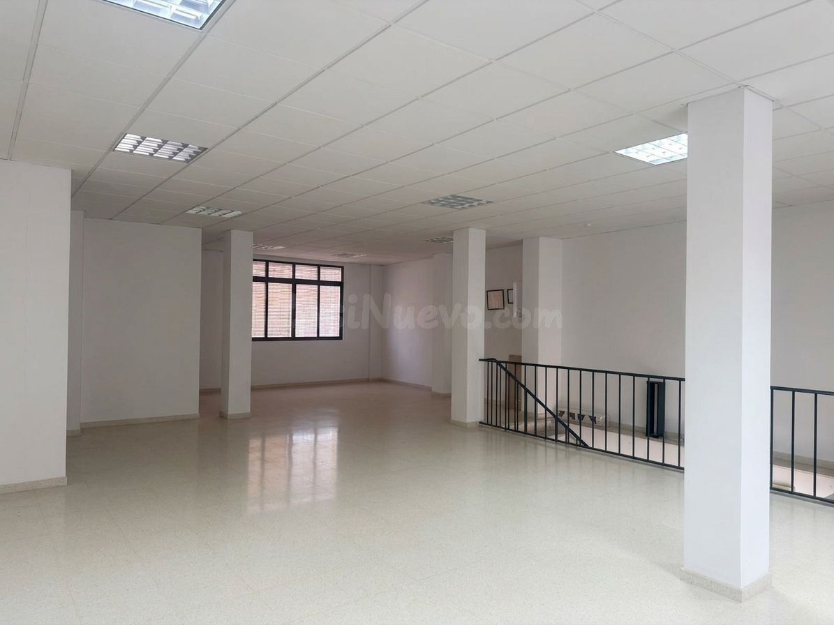 Local comercial con sótano, patio y nave con pozo de agua - foto 2