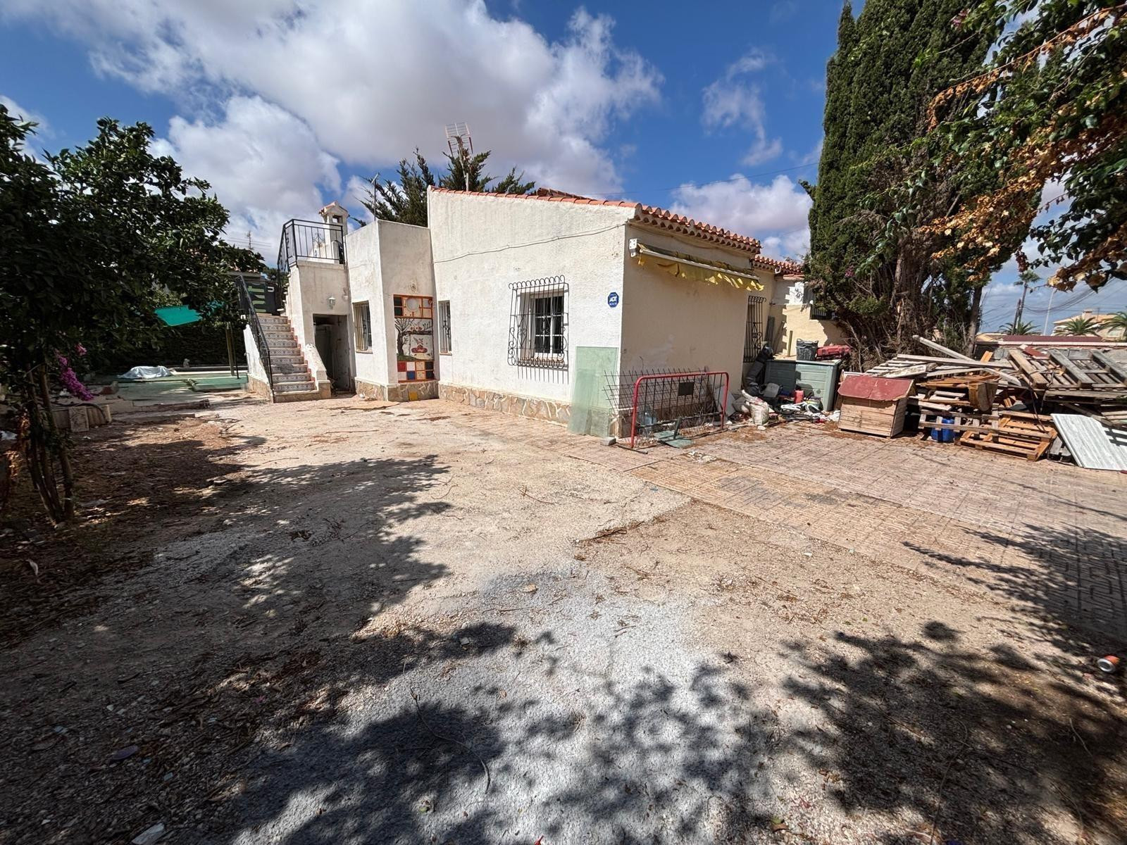 CHALET PAREADO PARA REFORMAR, CON PISCINA Y GRAN PARCELA