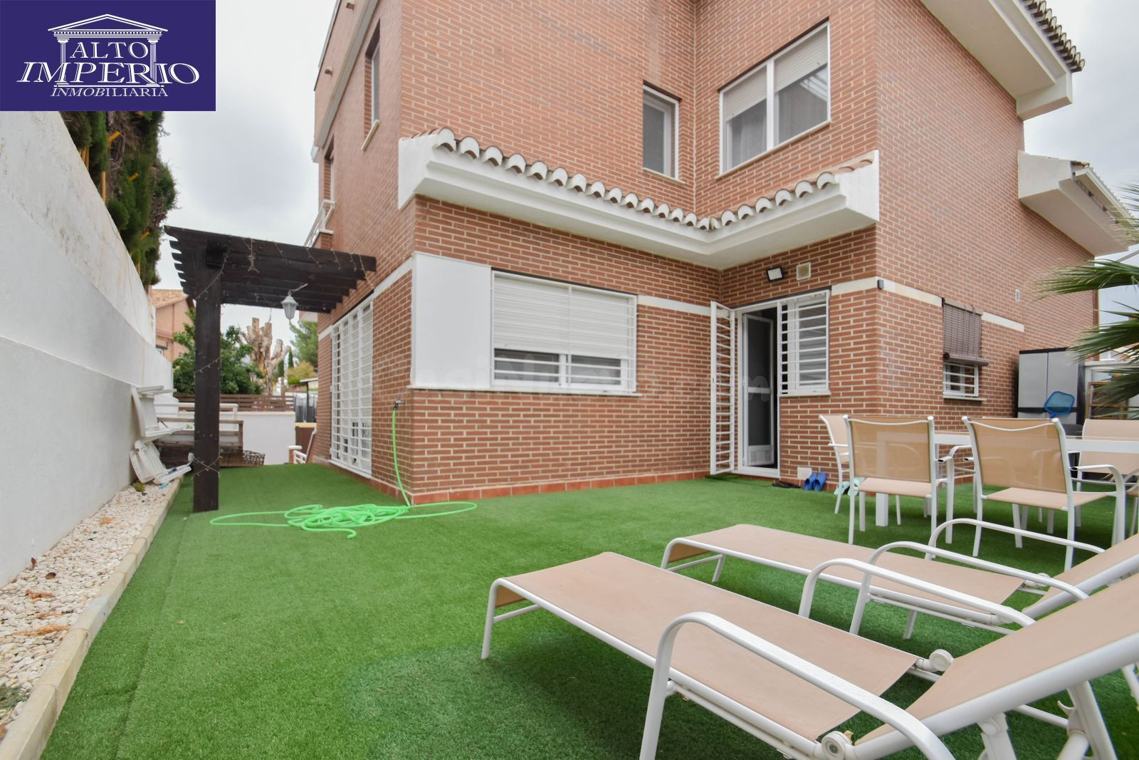 UNIFAMILIAR PAREADA EN REBITES, CON PATIO, SOLÁRIUM Y GARAJE