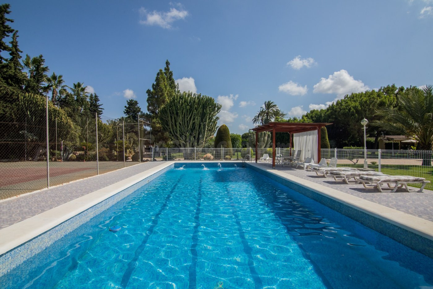 ¡VILLA DE LUJO CON JARDÍN BOTÁNICO, PISCINA Y PISTA DE TENIS - foto 2