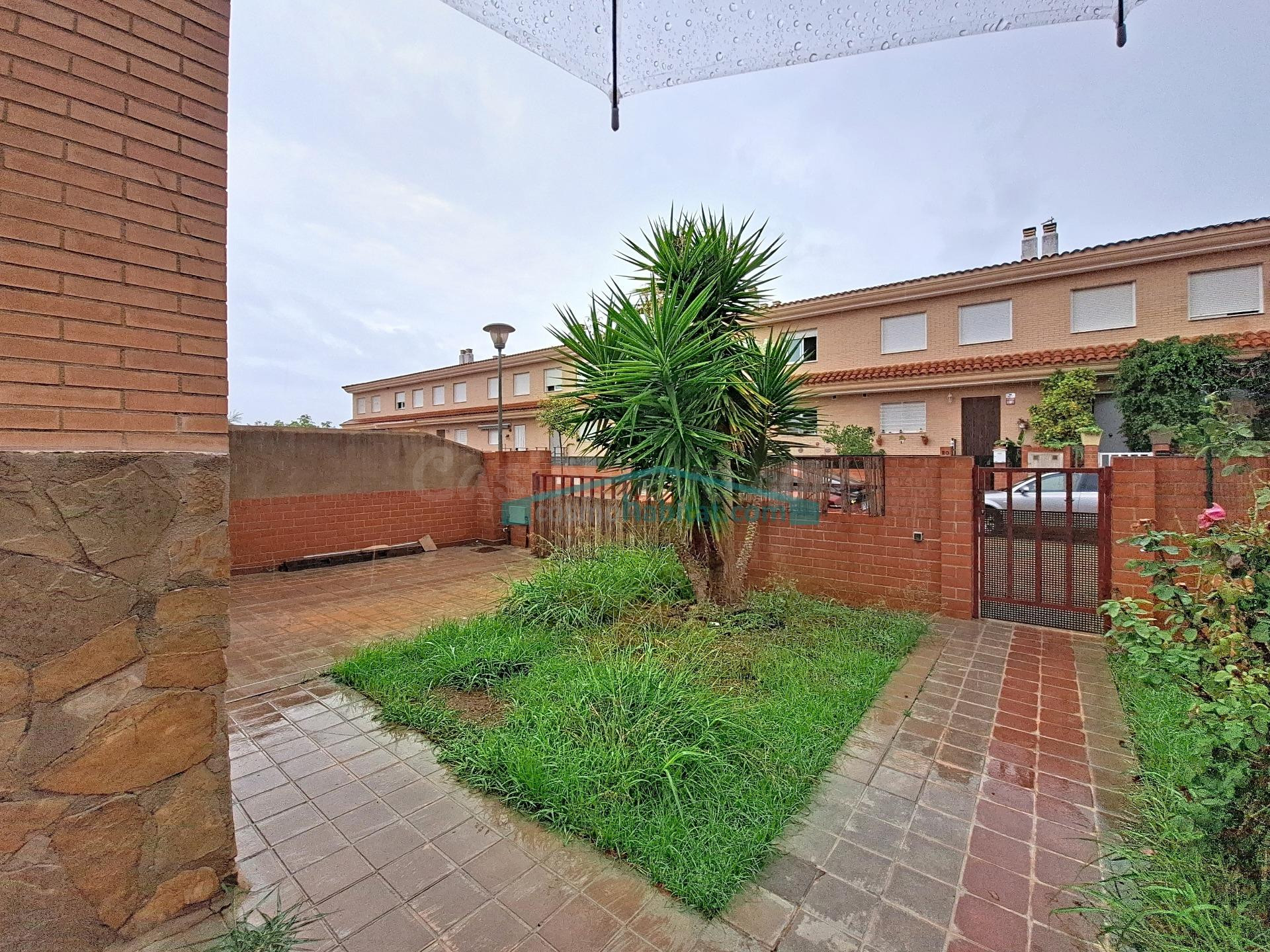 Chalet con jardín, 4 dormitorios y sótano independiente en Alfara de la Baronía