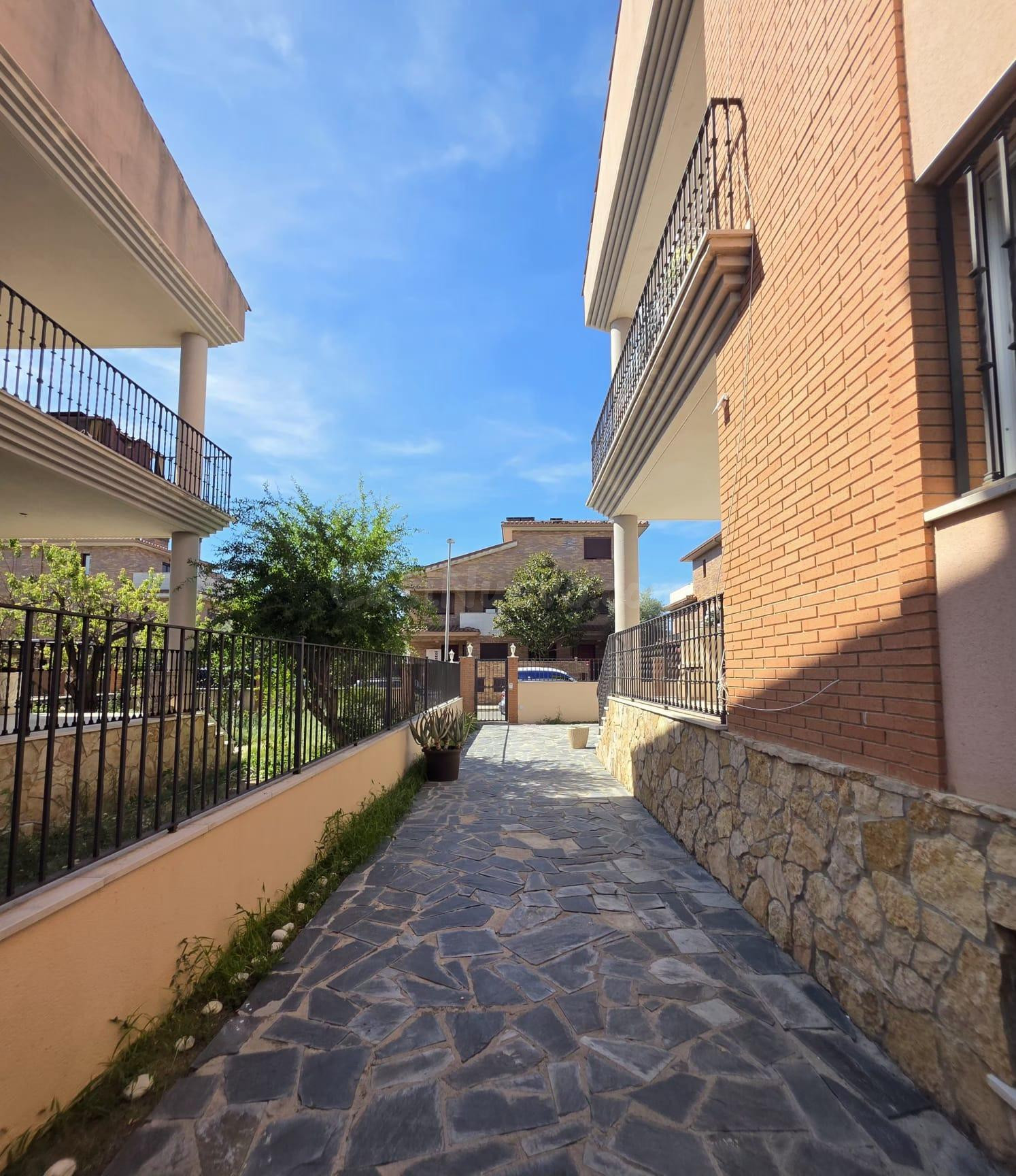 CASA ADOSADA DE 6 habitaciones EN VILAFORTUNY - foto 5