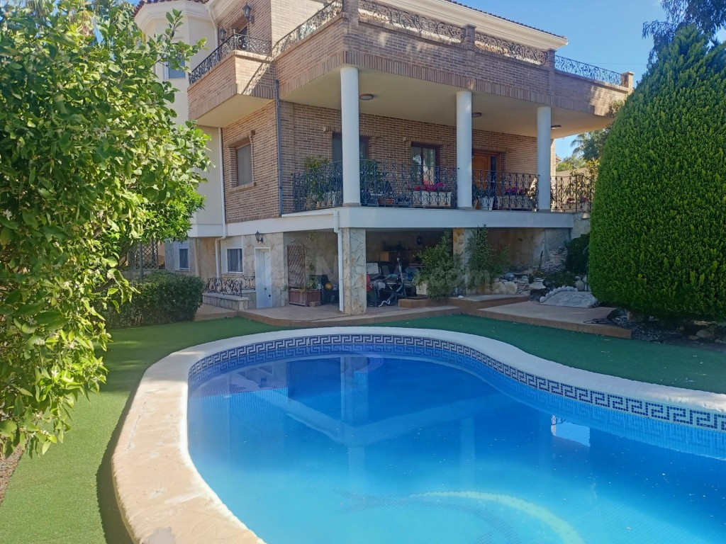 VENTA- VILLA DE LUJO- CIUDAD QUESADA- 4 DORMITORIOS- 4 BAÑOS- 364 M2- 850 M2 PARCELA- PISCINA- SAUNA