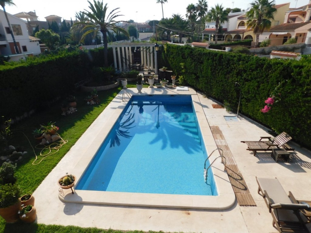 VENTA - VILLA DE LUJO - TORREVIEJA - 6 DORMITORIOS - 5 BAÑOS - 328 M2 - PARCELA 1066 M2 - PISCINA - GARAJE