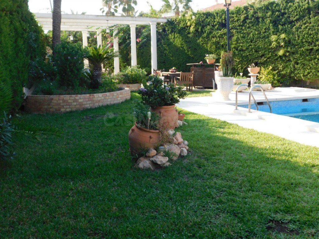 VENTA - VILLA DE LUJO - TORREVIEJA - 6 DORMITORIOS - 5 BAÑOS - 328 M2 - PARCELA 1066 M2 - PISCINA - GARAJE - foto 4