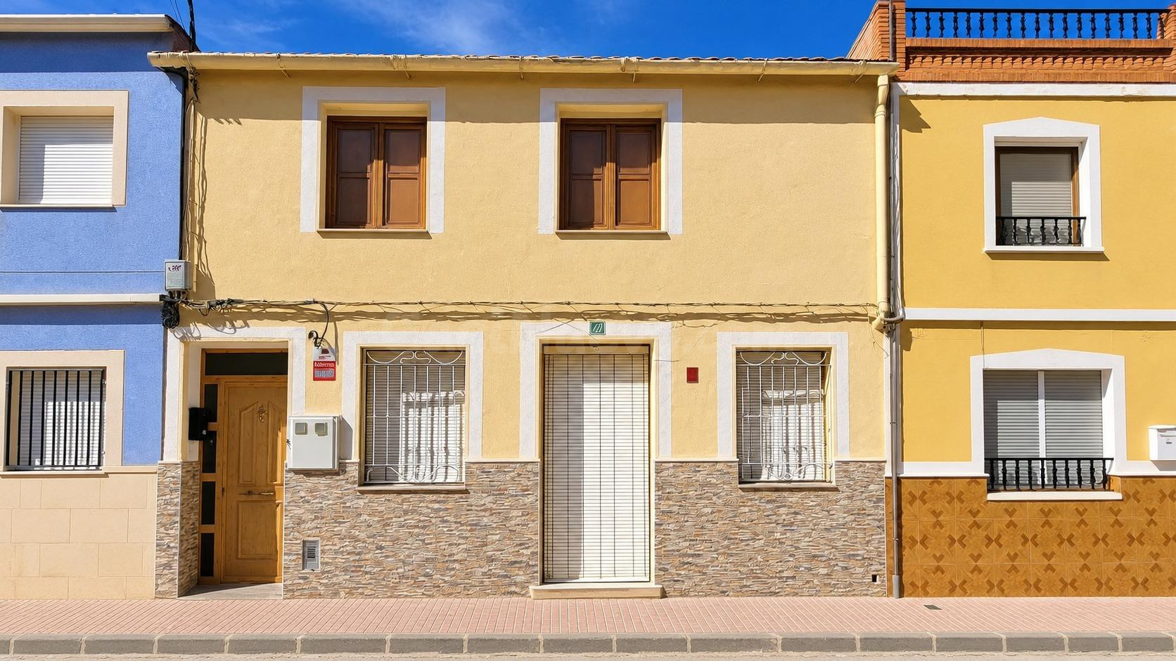CASA DE PUEBLO CON DOBLE ENTRADA Y MÚLTIPLES POSIBILIDADES EN BULLAS