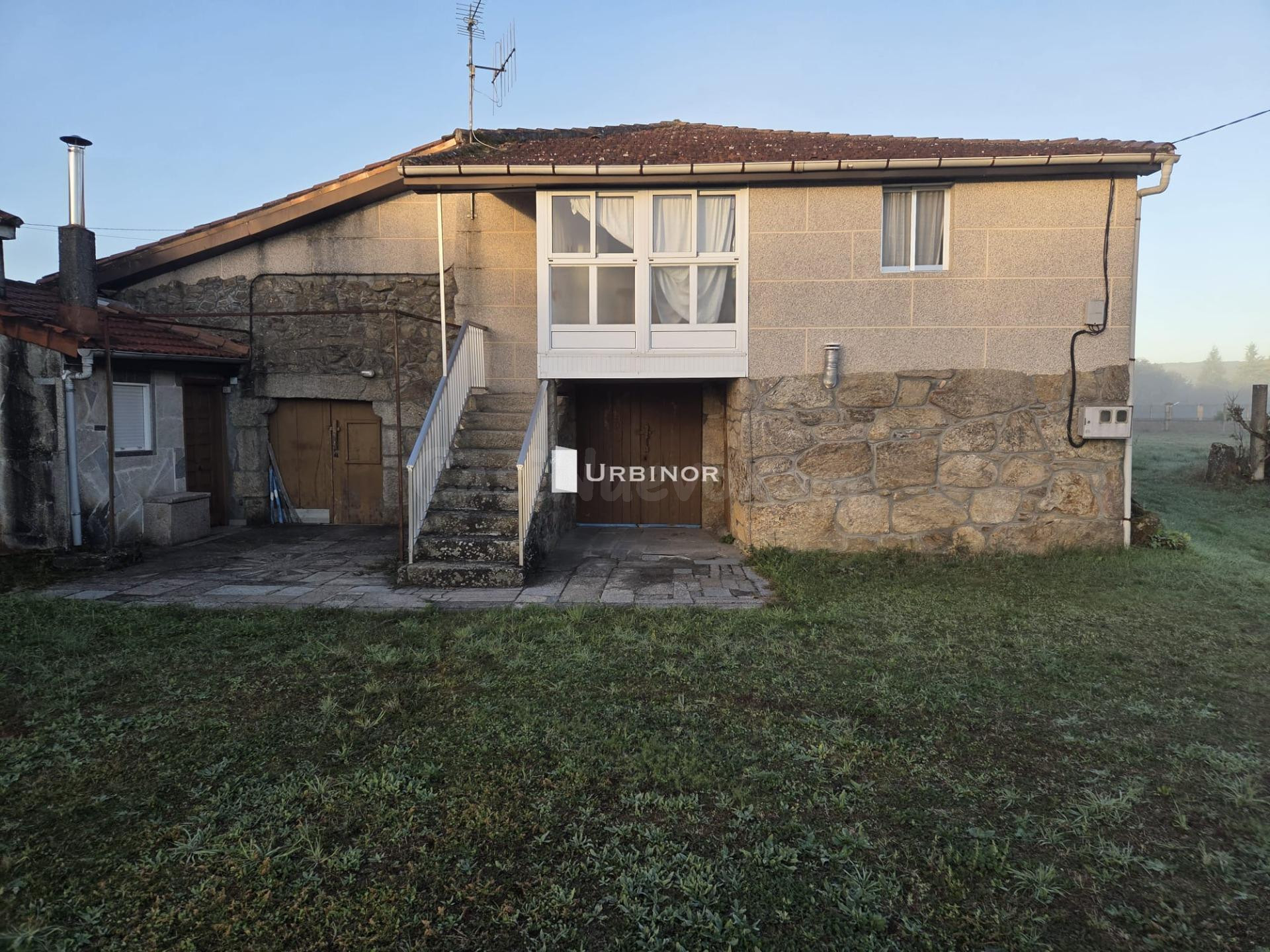 CASA reformada, con finca llana 3.300 m2 a 10 km. XINZO DE L