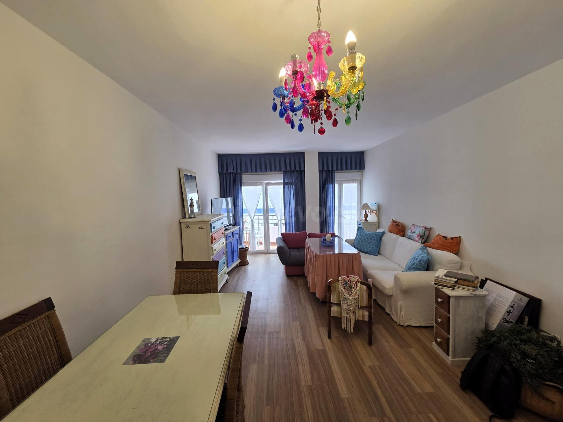 Apartamento en 1ª línea de playa en Estepona con terraza y vistas al mar