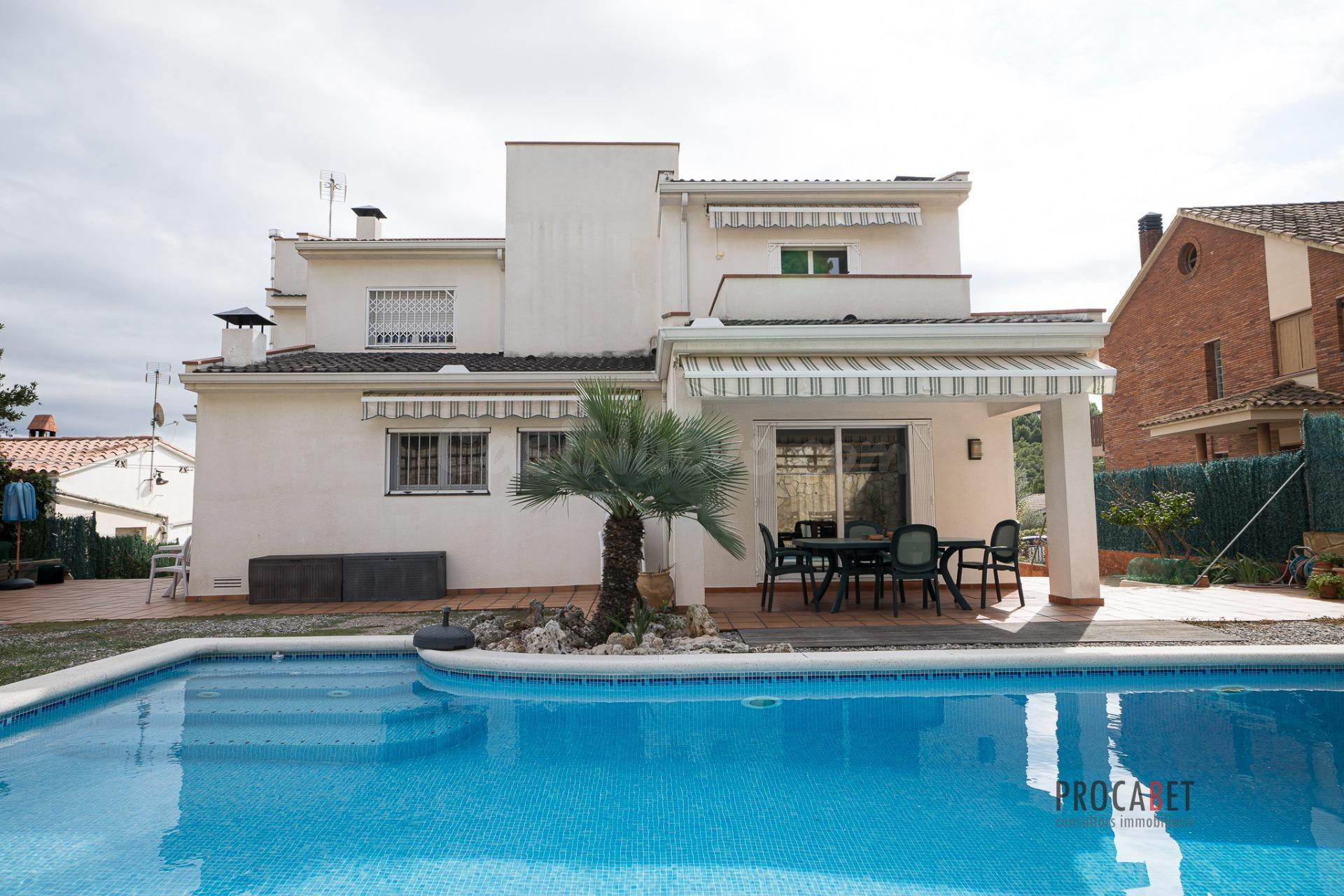 Casa con piscina - foto 2