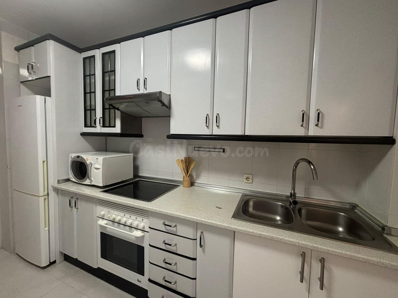 Poligono Residencial. Piso AMUEBLADO con 3 dormitorios y 2 baños . Piscina comunitaria. Garaje.
