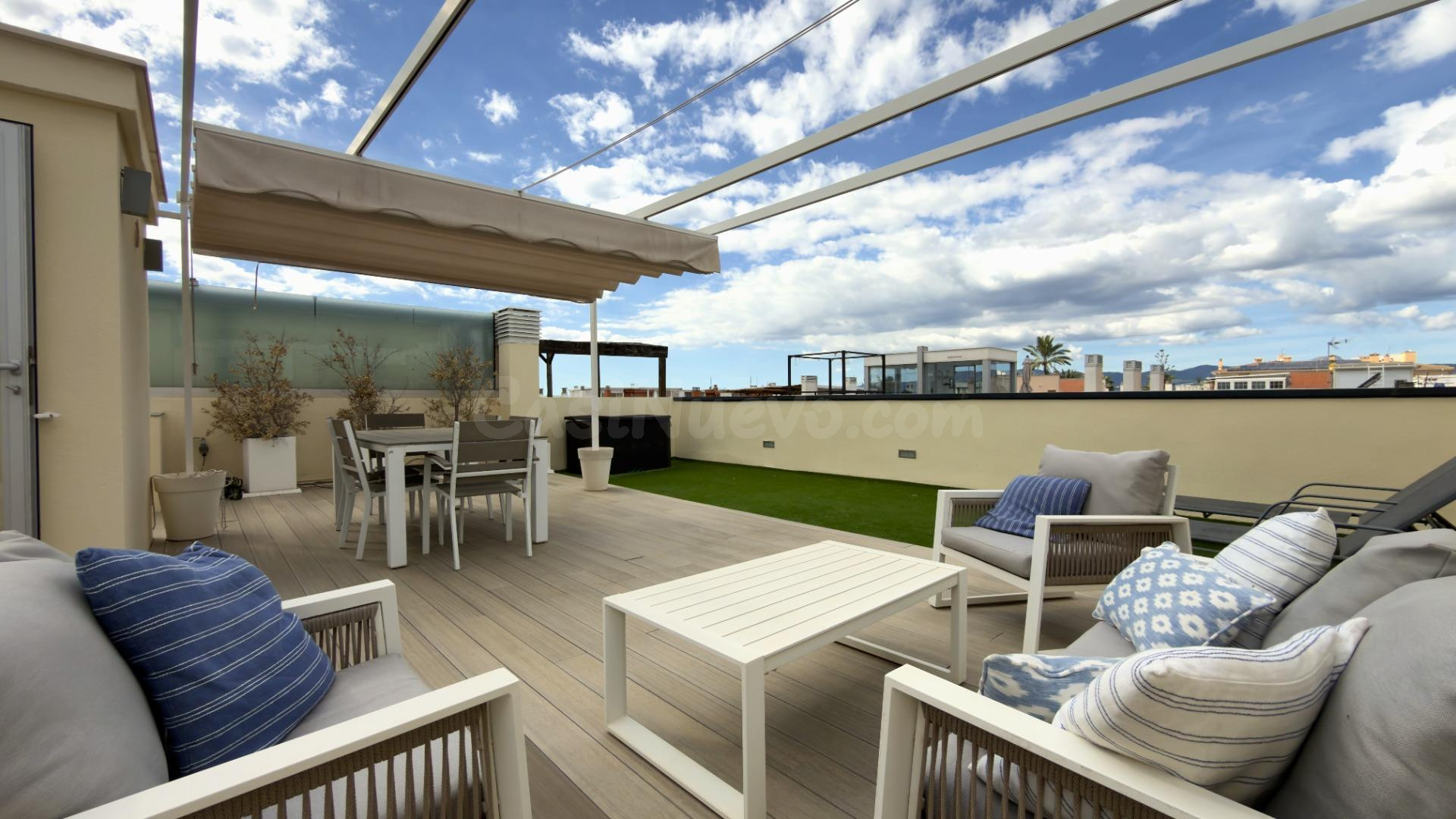 APARTAMENTO DE LUJO A PASOS DE LA PLAYA CON VISTAS AL MAR Y PISICNA COMUNITARIA CON  PARKING Y TRASTERO