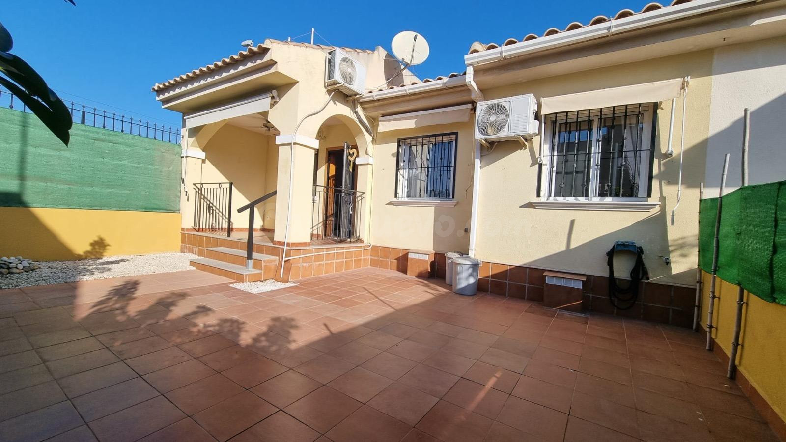 CHALET PAREADO DE 3 DORMITORIOS CON SOLÁRIUM Y PISCINA COMUNITARIA - ZONA GUARDAMAR, LA MATA -