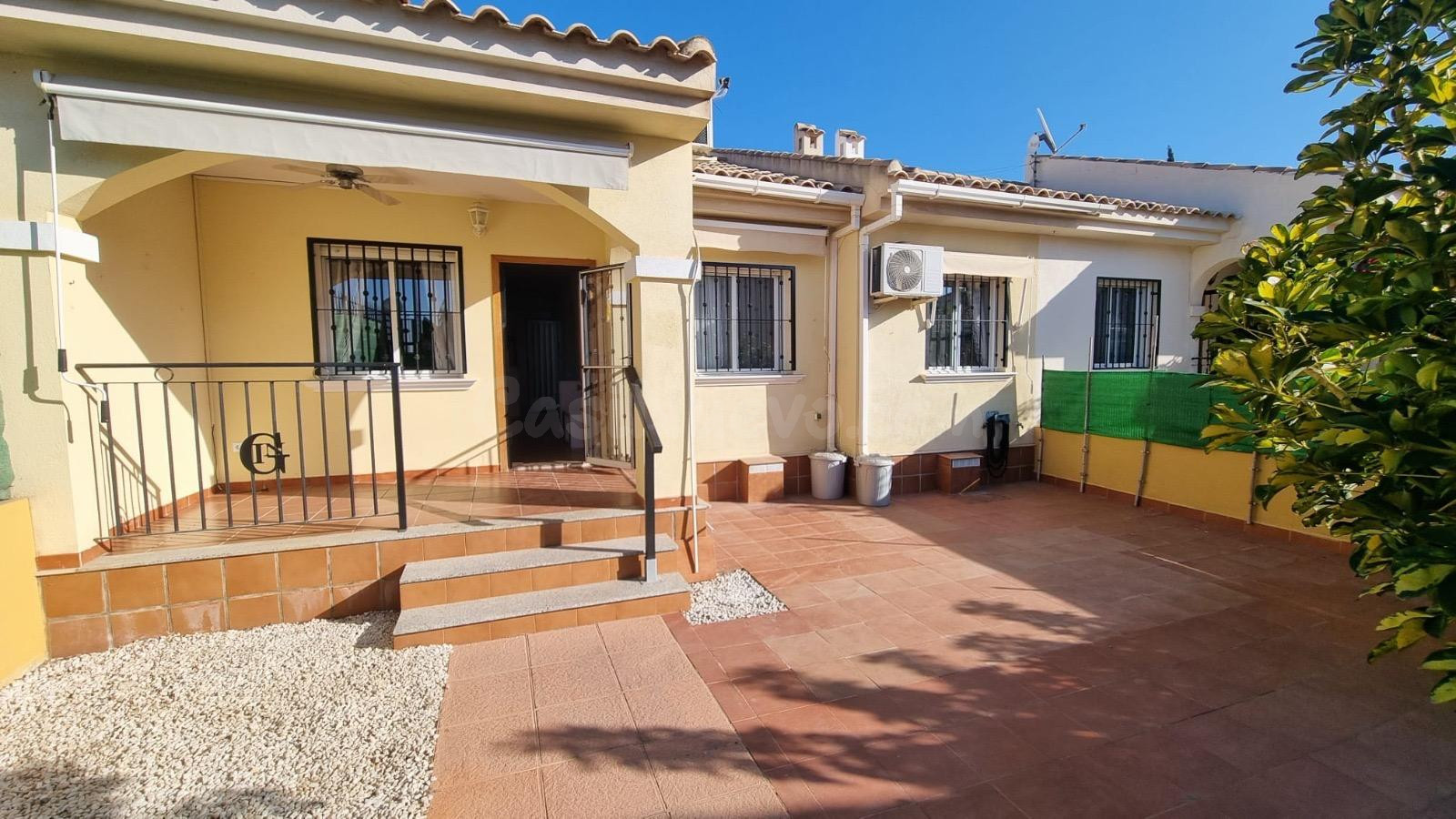 CHALET PAREADO DE 3 DORMITORIOS CON SOLÁRIUM Y PISCINA COMUNITARIA - ZONA GUARDAMAR, LA MATA - - foto 2