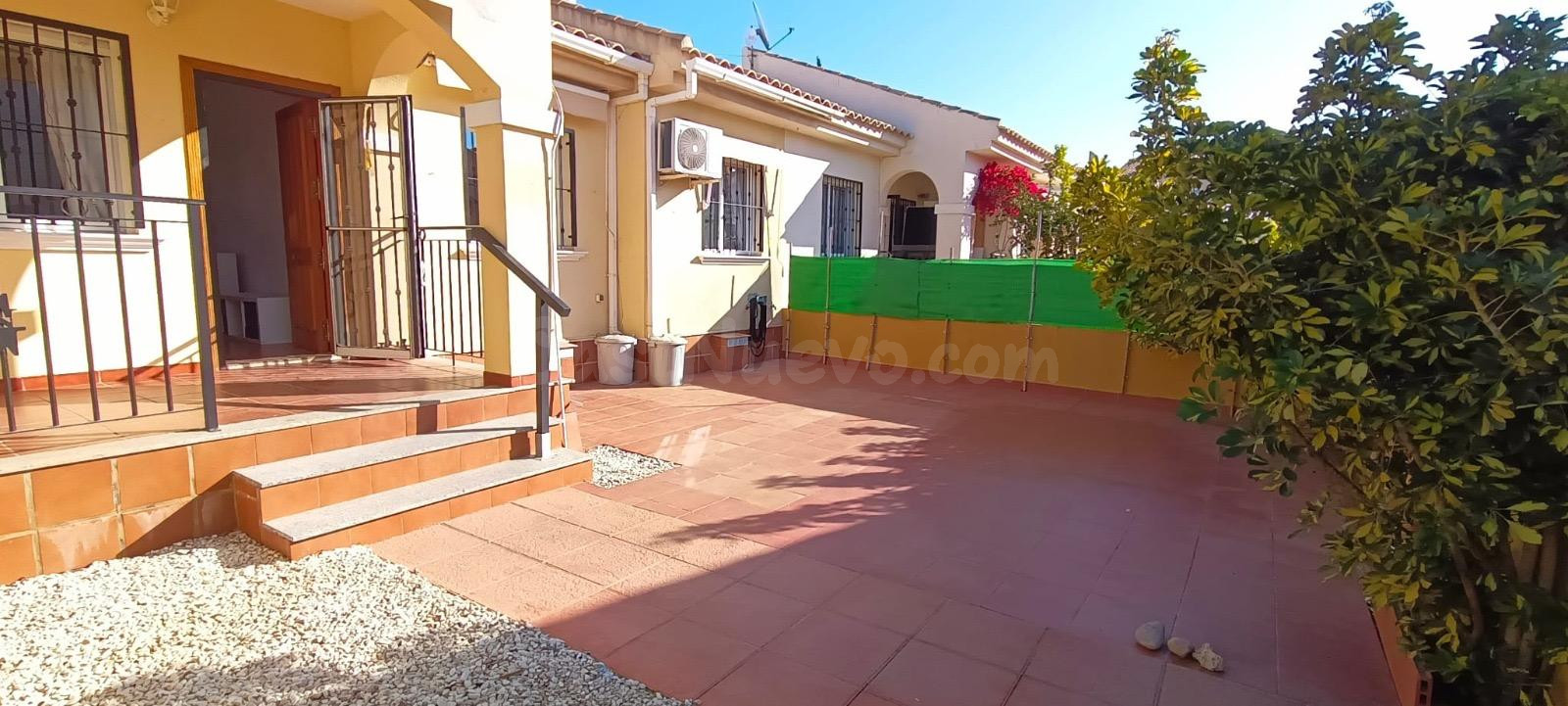 CHALET PAREADO DE 3 DORMITORIOS CON SOLÁRIUM Y PISCINA COMUNITARIA - ZONA GUARDAMAR, LA MATA - - foto 3