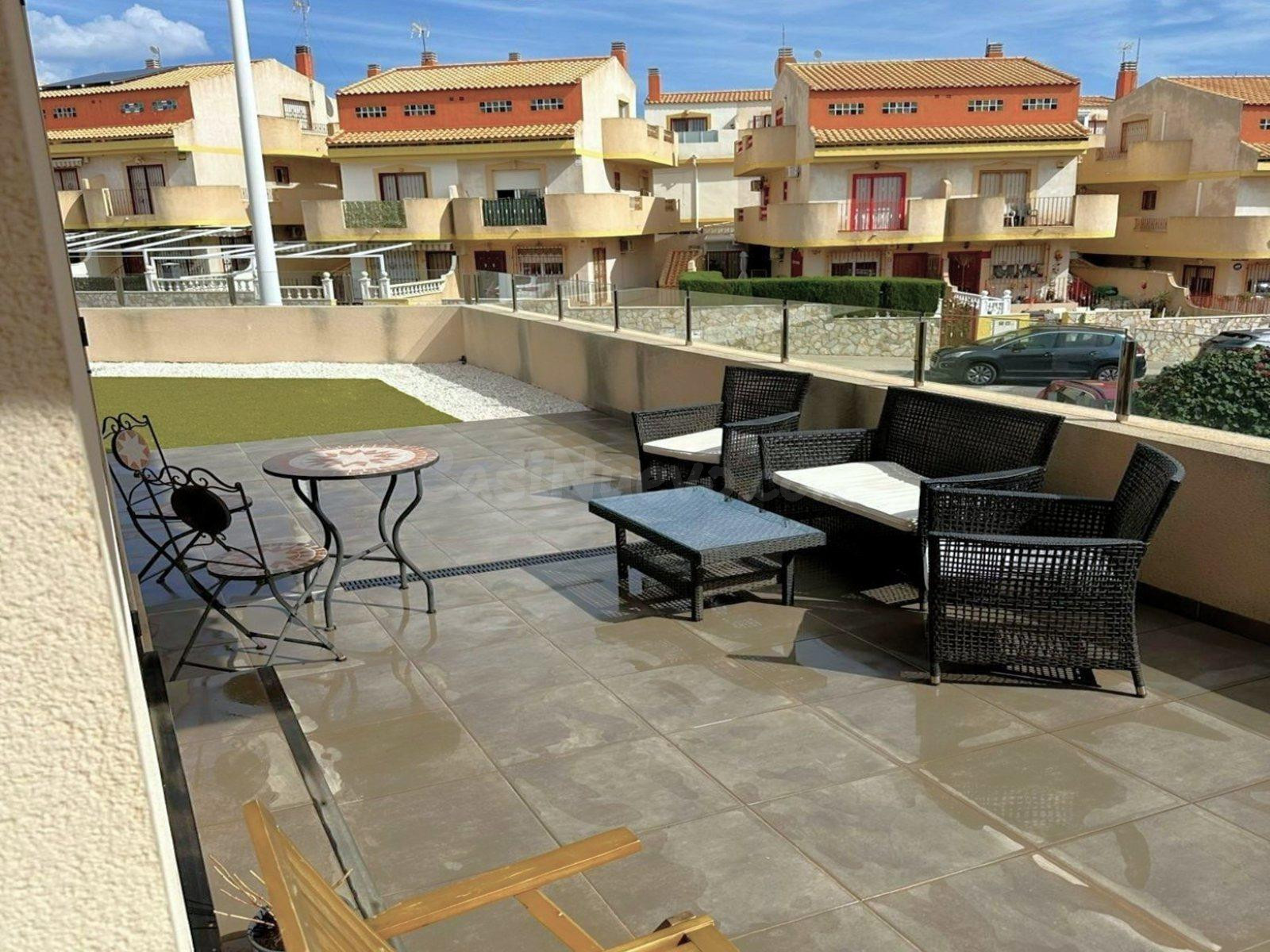 Planta baja moderna (aprox. 63 m2) con 2 dormitorios, 2 baños y amplia terraza/jardín. Gran zona de piscina, cerca del La Zenia Boulevard, ¡y a 15 minutos a pie de la Playa de La Zenia! - foto 2