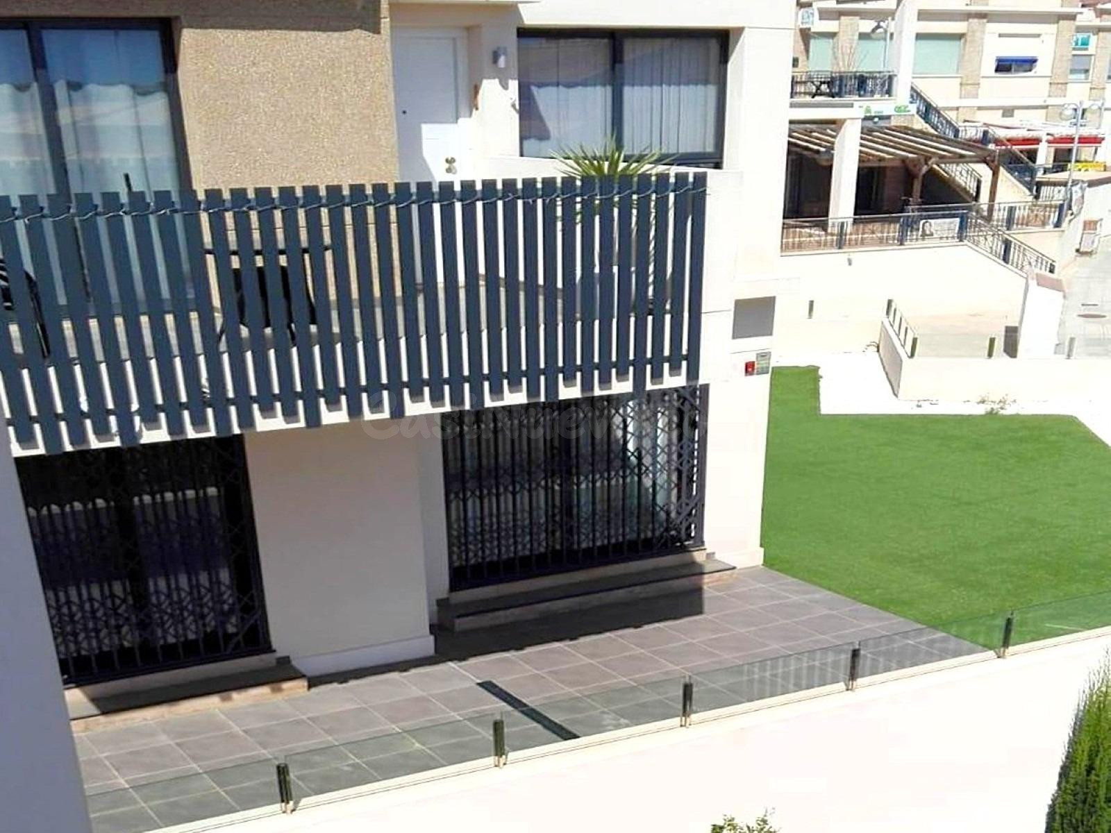 Planta baja moderna (aprox. 63 m2) con 2 dormitorios, 2 baños y amplia terraza/jardín. Gran zona de piscina, cerca del La Zenia Boulevard, ¡y a 15 minutos a pie de la Playa de La Zenia! - foto 3