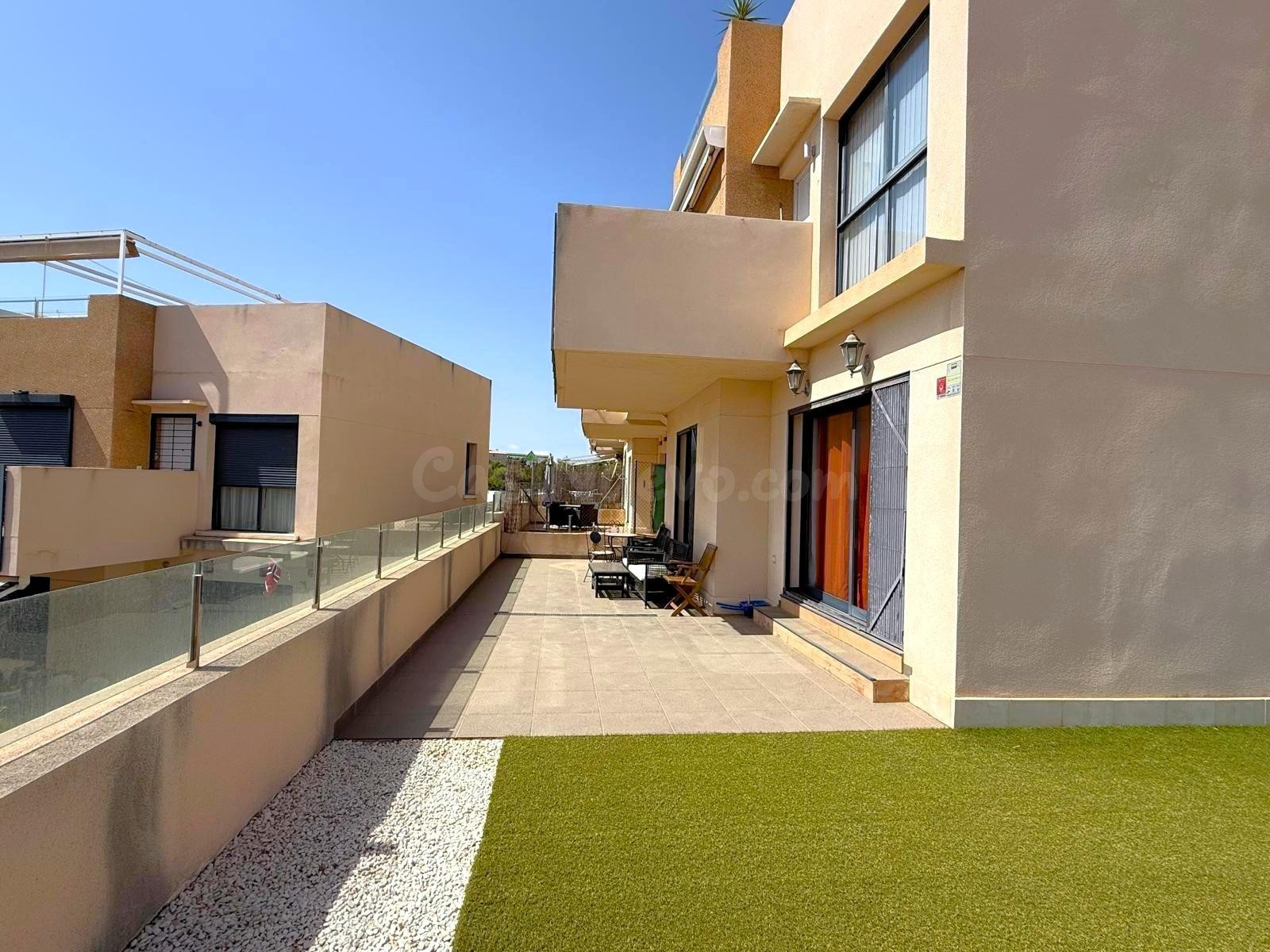 Planta baja moderna (aprox. 63 m2) con 2 dormitorios, 2 baños y amplia terraza/jardín. Gran zona de piscina, cerca del La Zenia Boulevard, ¡y a 15 minutos a pie de la Playa de La Zenia! - foto 4