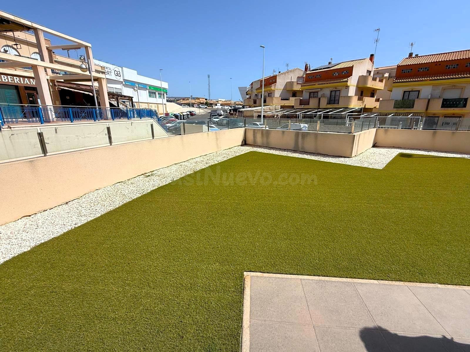 Planta baja moderna (aprox. 63 m2) con 2 dormitorios, 2 baños y amplia terraza/jardín. Gran zona de piscina, cerca del La Zenia Boulevard, ¡y a 15 minutos a pie de la Playa de La Zenia! - foto 5