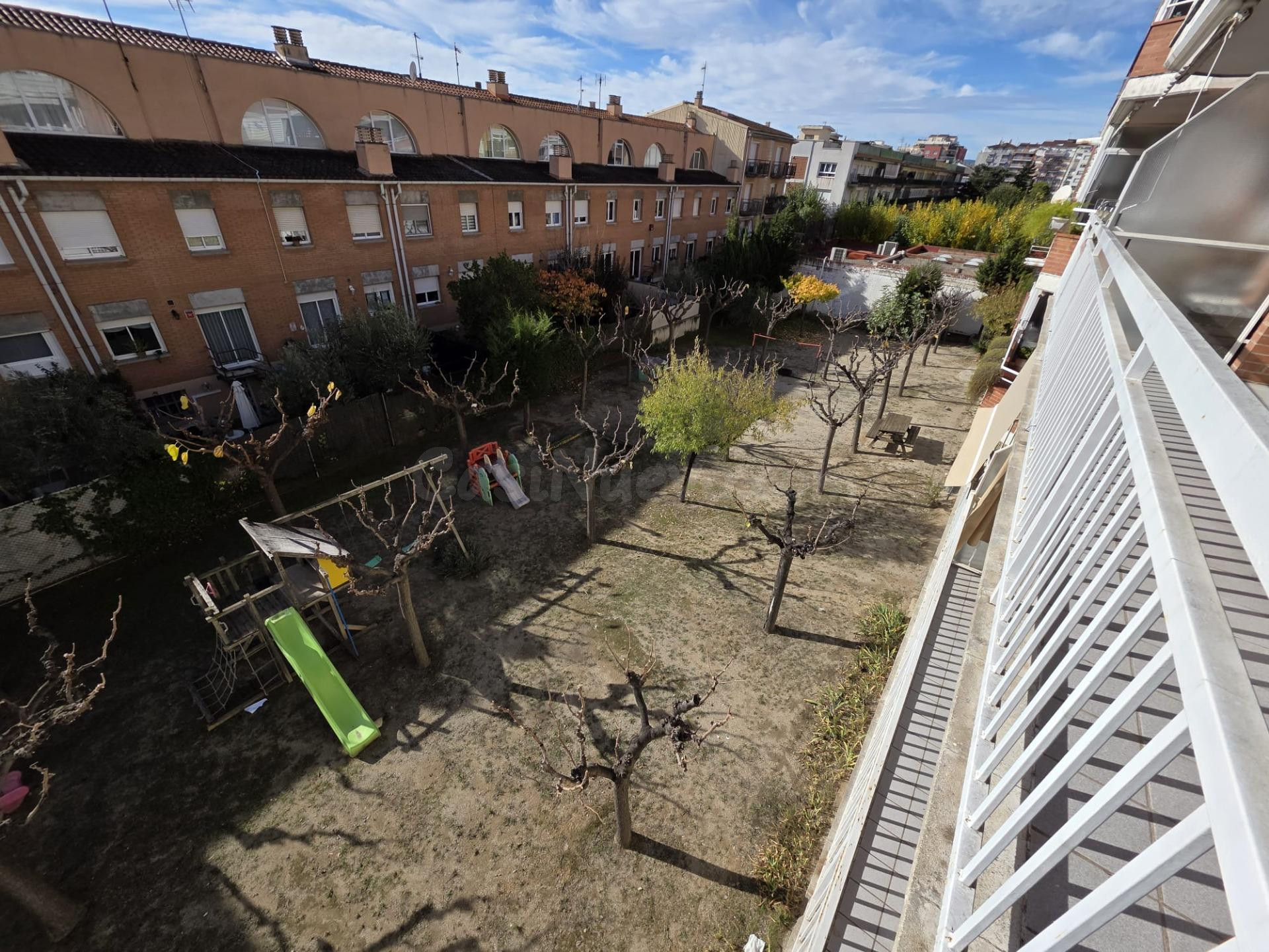 VENTA PISO EN IGUALADA ZONA POBLE SEC CON JARDÍN COMUNITARIO - foto 3