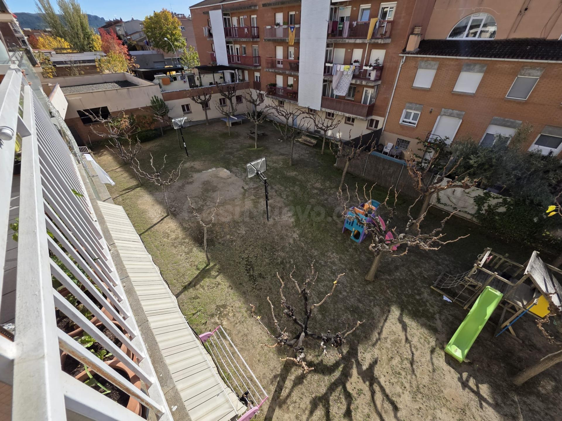 VENTA PISO EN IGUALADA ZONA POBLE SEC CON JARDÍN COMUNITARIO - foto 4