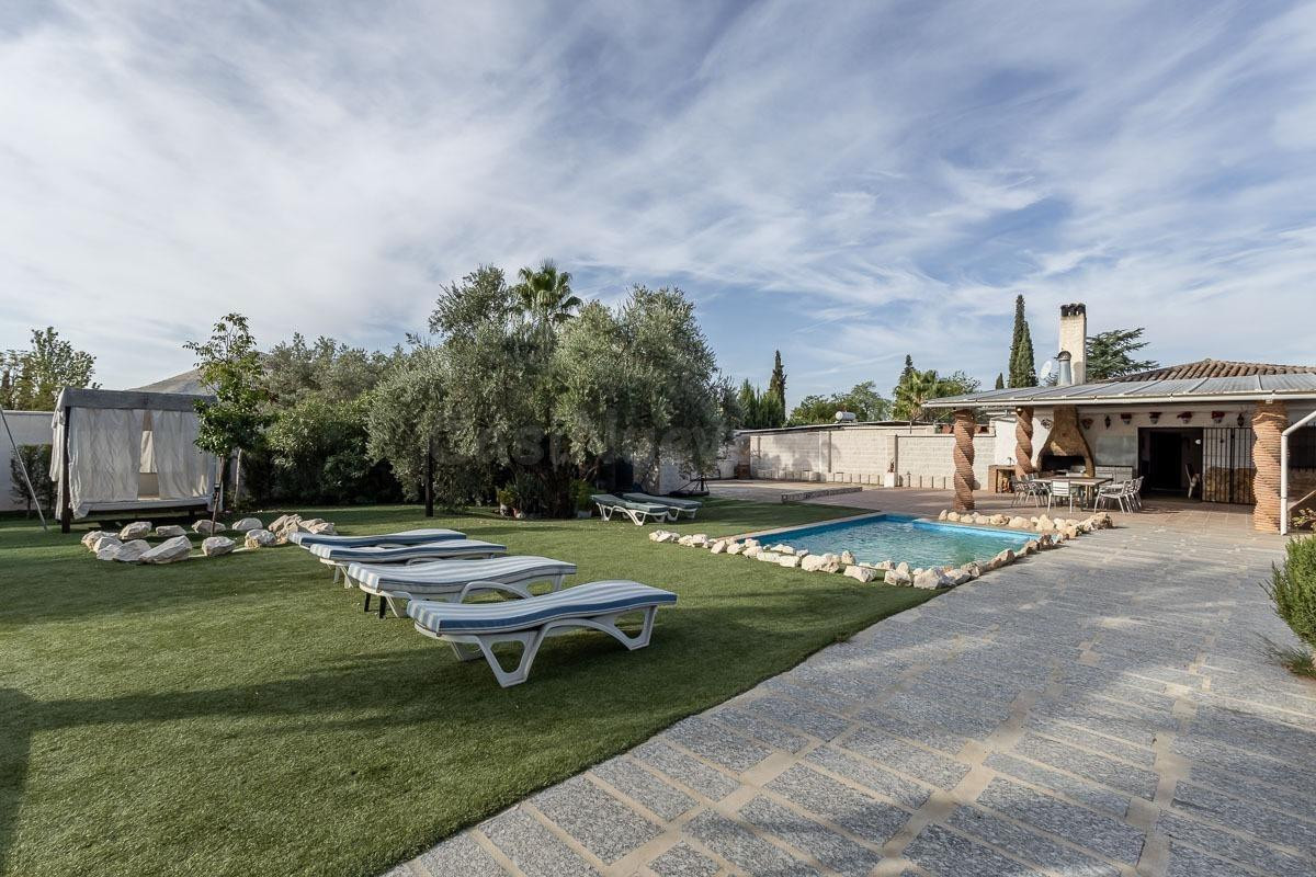 Chalet independiente con pozo propio y placas solares