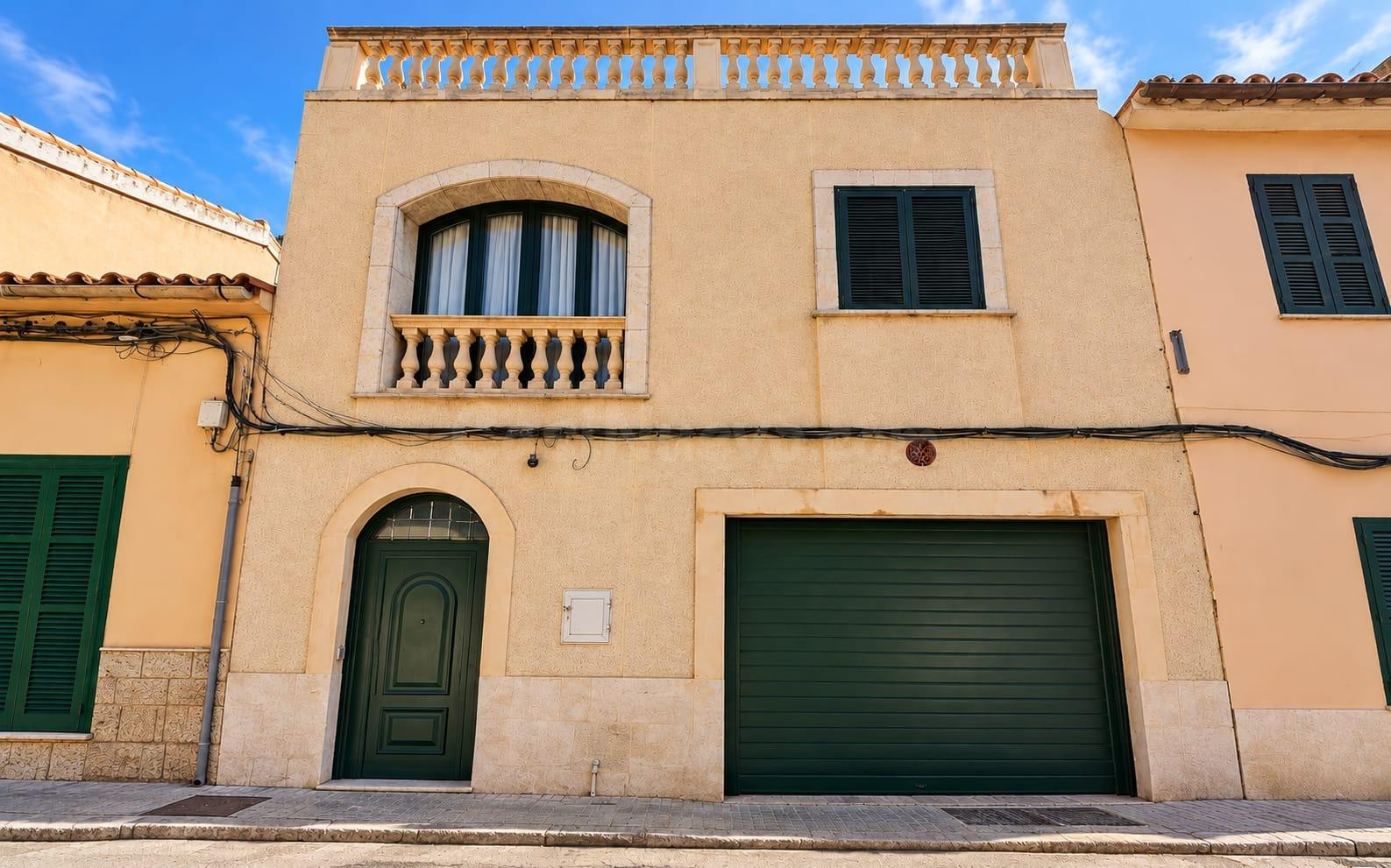 CASA DE ESTILO MALLORQUÍN CON PATIO, AMPLIO GARAJE Y TERRAZA SOLÁRIUM