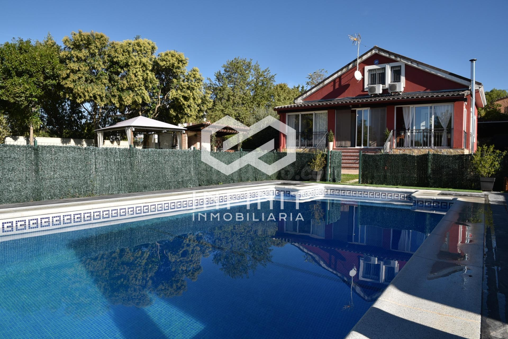 Una casa que impresiona por fuera y enamora por dentro... ¡IMAGINA TUS VERANOS AQUÍ! Piscina, barbacoa, pérgola y zona chill out
