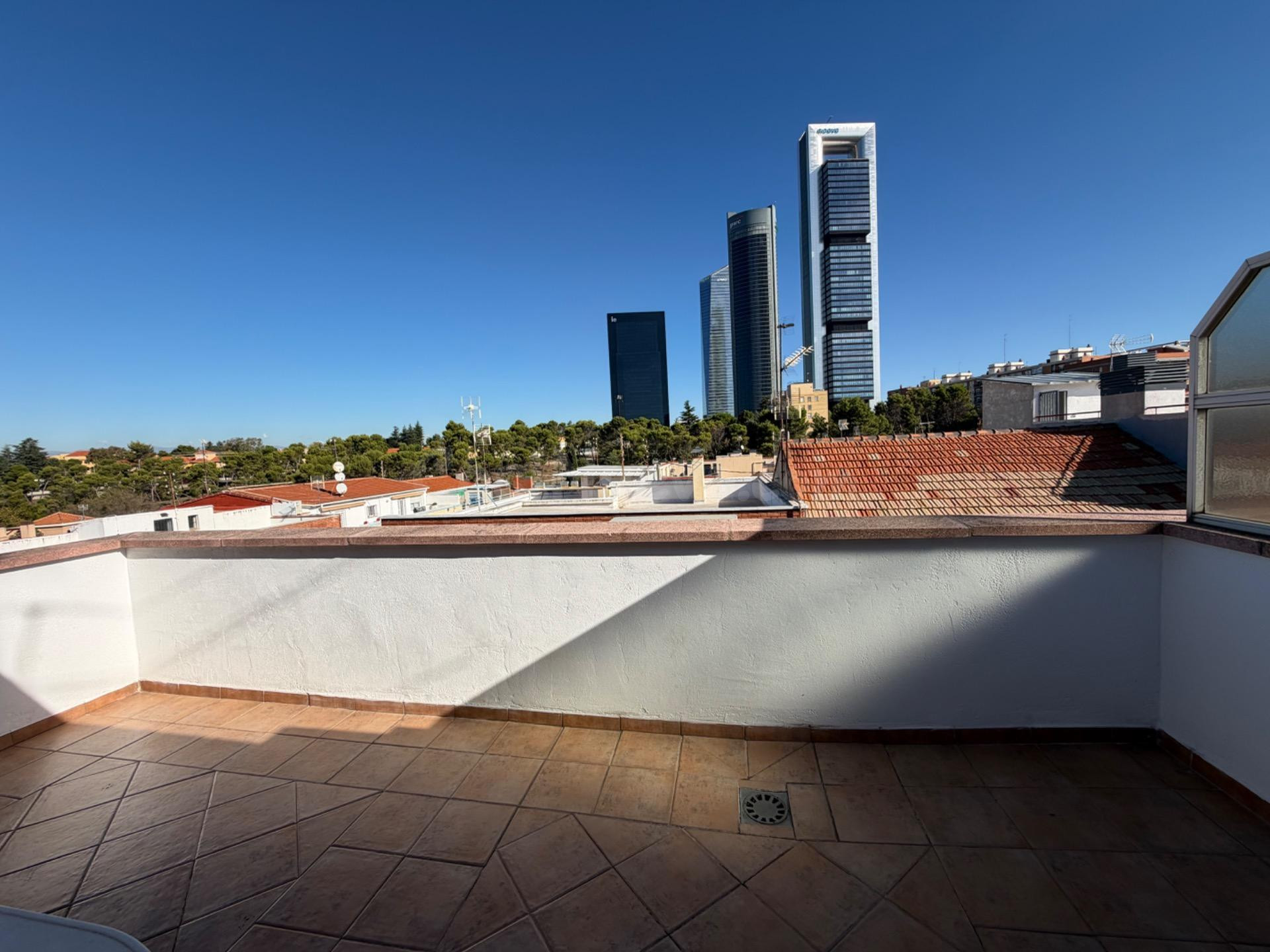 URBAMAR ALQUILA: Exclusivo Ático-Dúplex con Gran Terraza y Vistas a las Torres en Madrid