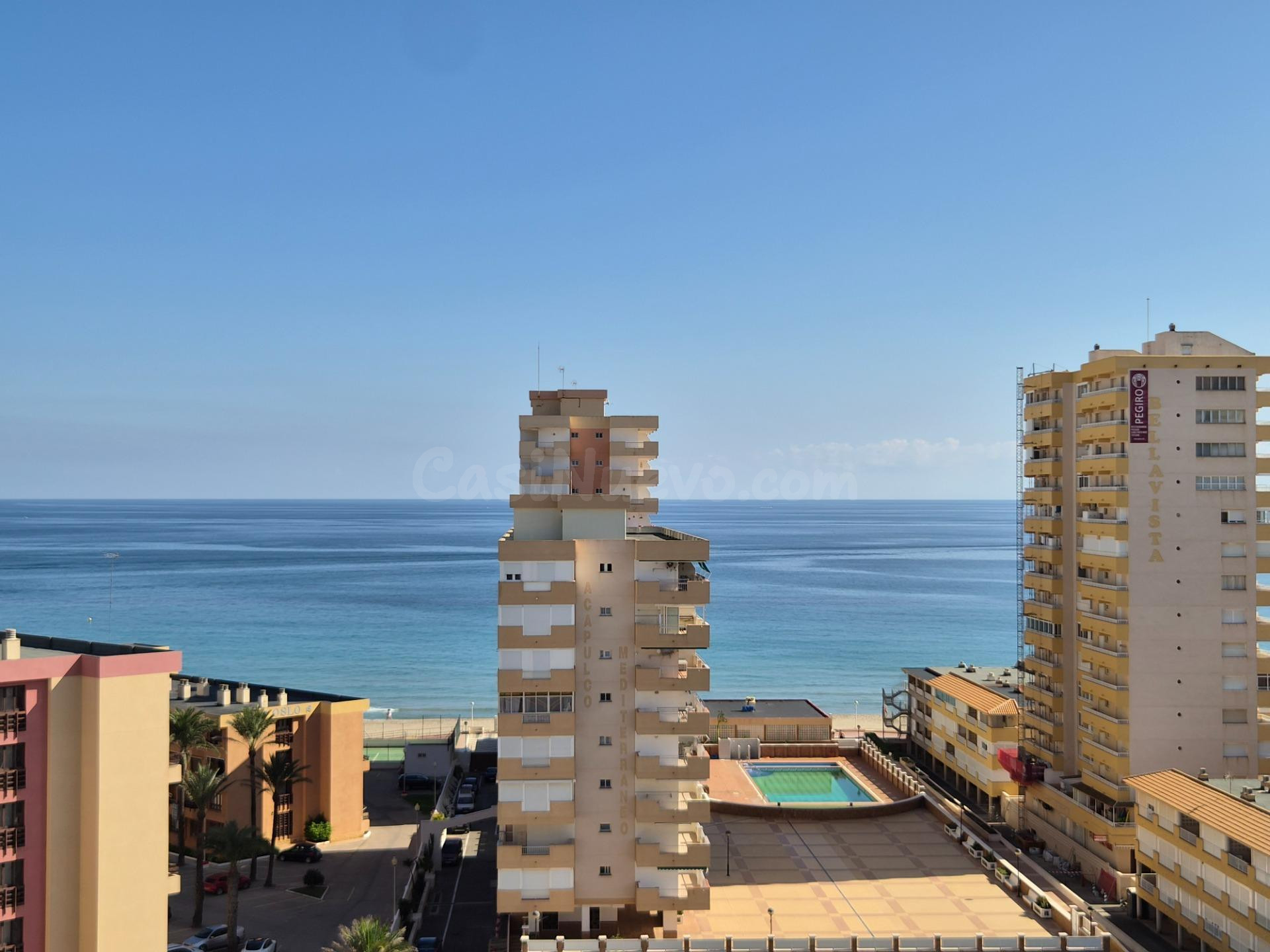 Apartamento situado en la urbanización Torre Luquillo, en el kilómetro 5,5 de La Manga del Mar Menor, que destaca por sus impresionantes vistas tanto al Mar Menor como al mar Mediterráneo.