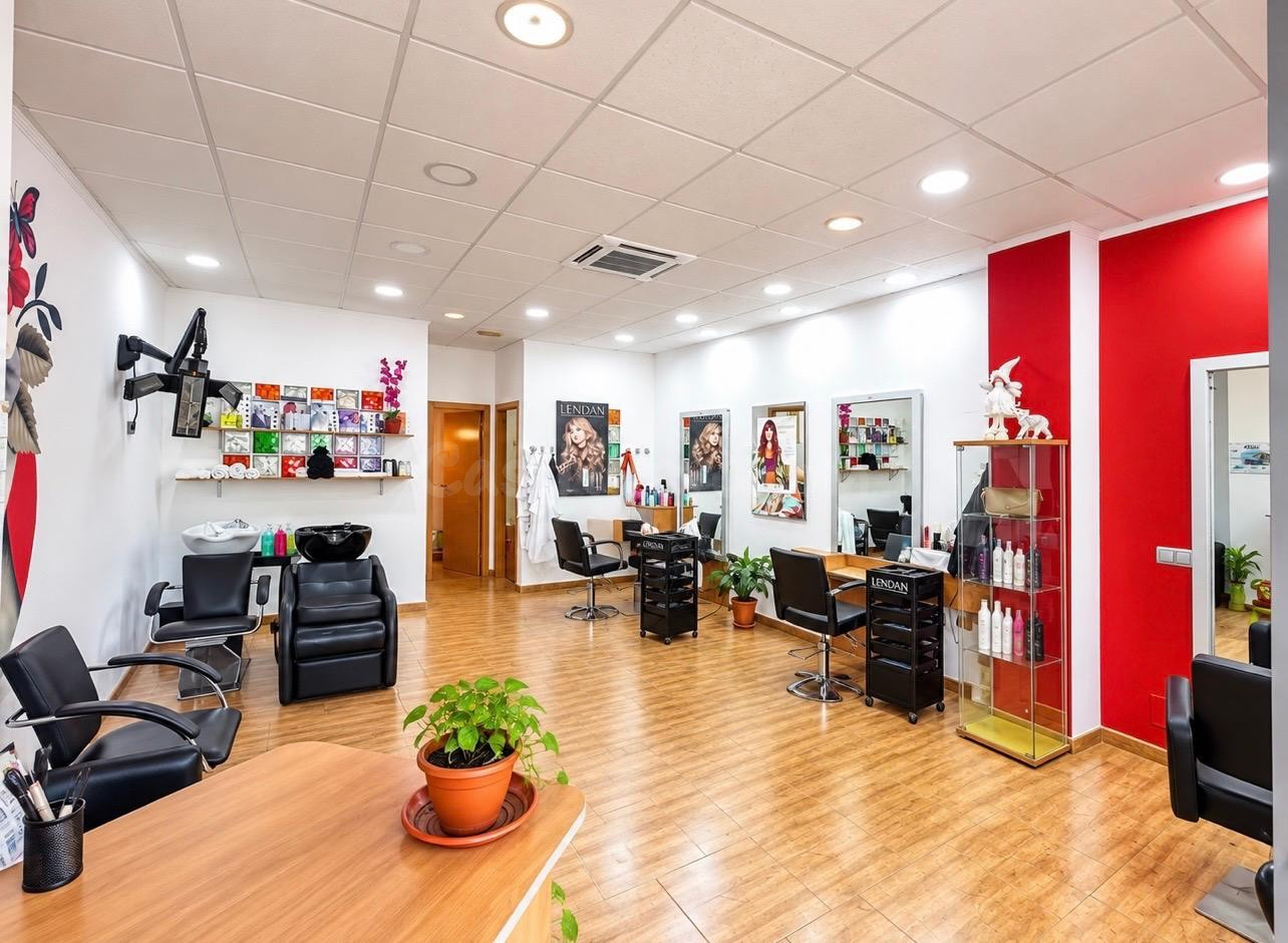 TRASPASO DE PELUQUERÍA EN PLENO FUNCIONAMIENTO – 20 AÑOS DE ÉXITO Y CLIENTELA FIJA EN LAS LAGUNAS, MIJAS