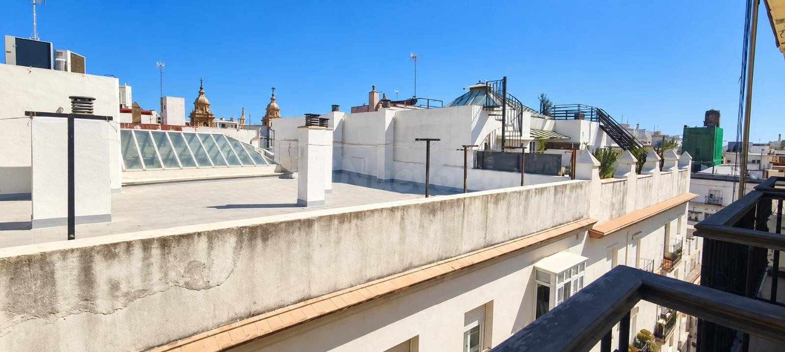 PLAZA DE MINA – CÁDIZ - ¡ EXTERIOR CON BALCONES A LA CALLE !