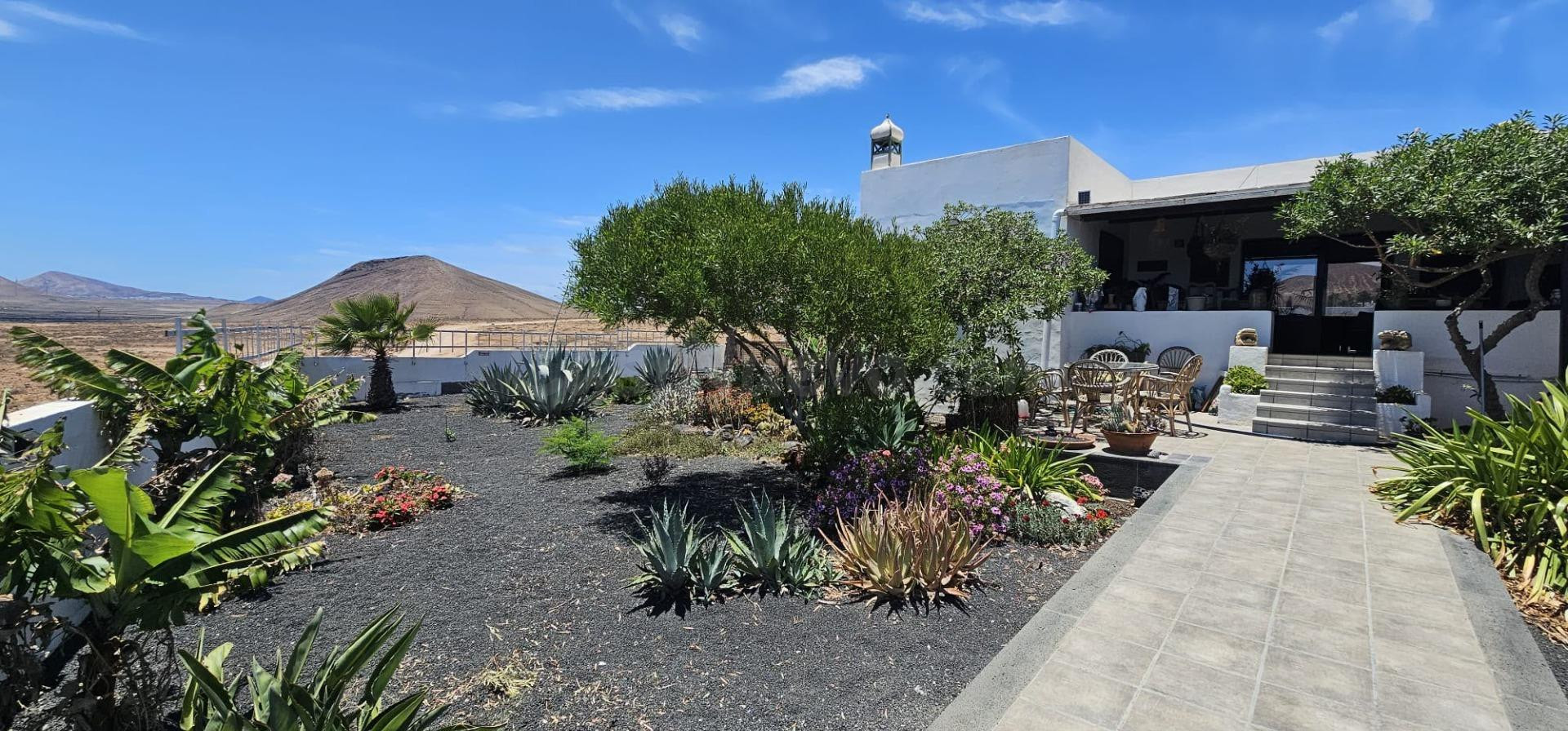 Finca independiente con jardín privado y vistas abiertas en Las Cabreras, Lanzarote.