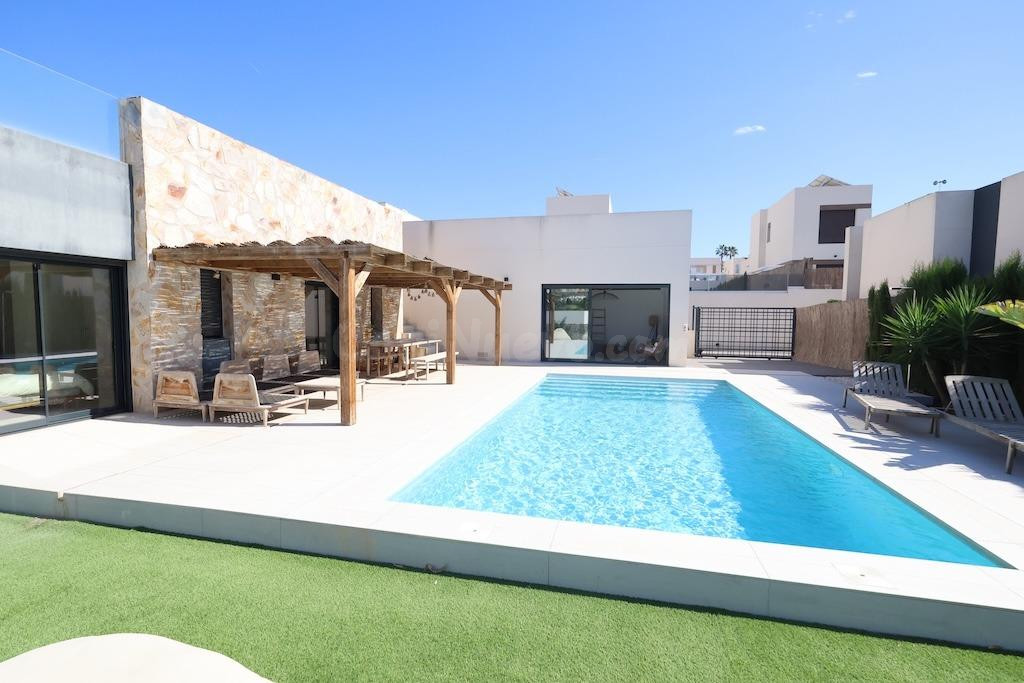 Villa moderna con piscina privada y vistas al golf en La Finca, Algorfa
