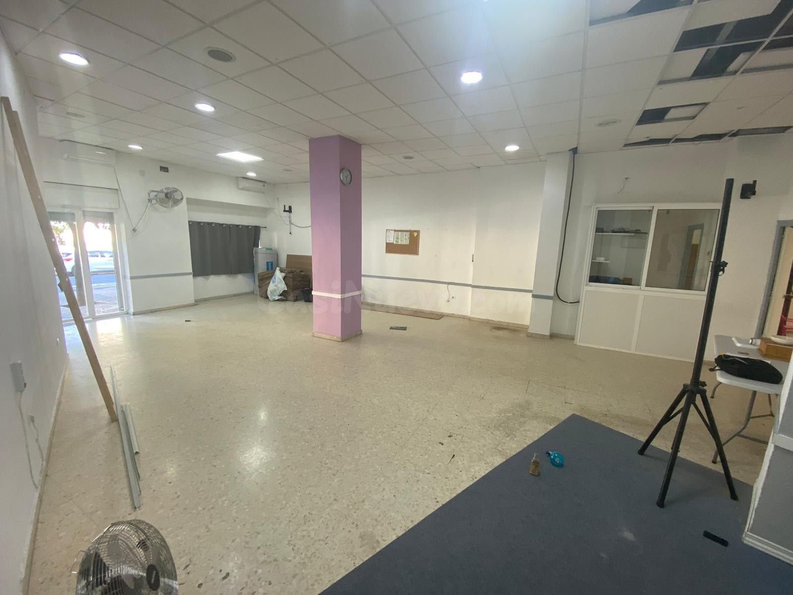 ALQUILER DE AMPLIO LOCAL COMERCIAL DE 117 M2  EN TIRO DE LÍNEA – SEVILLA