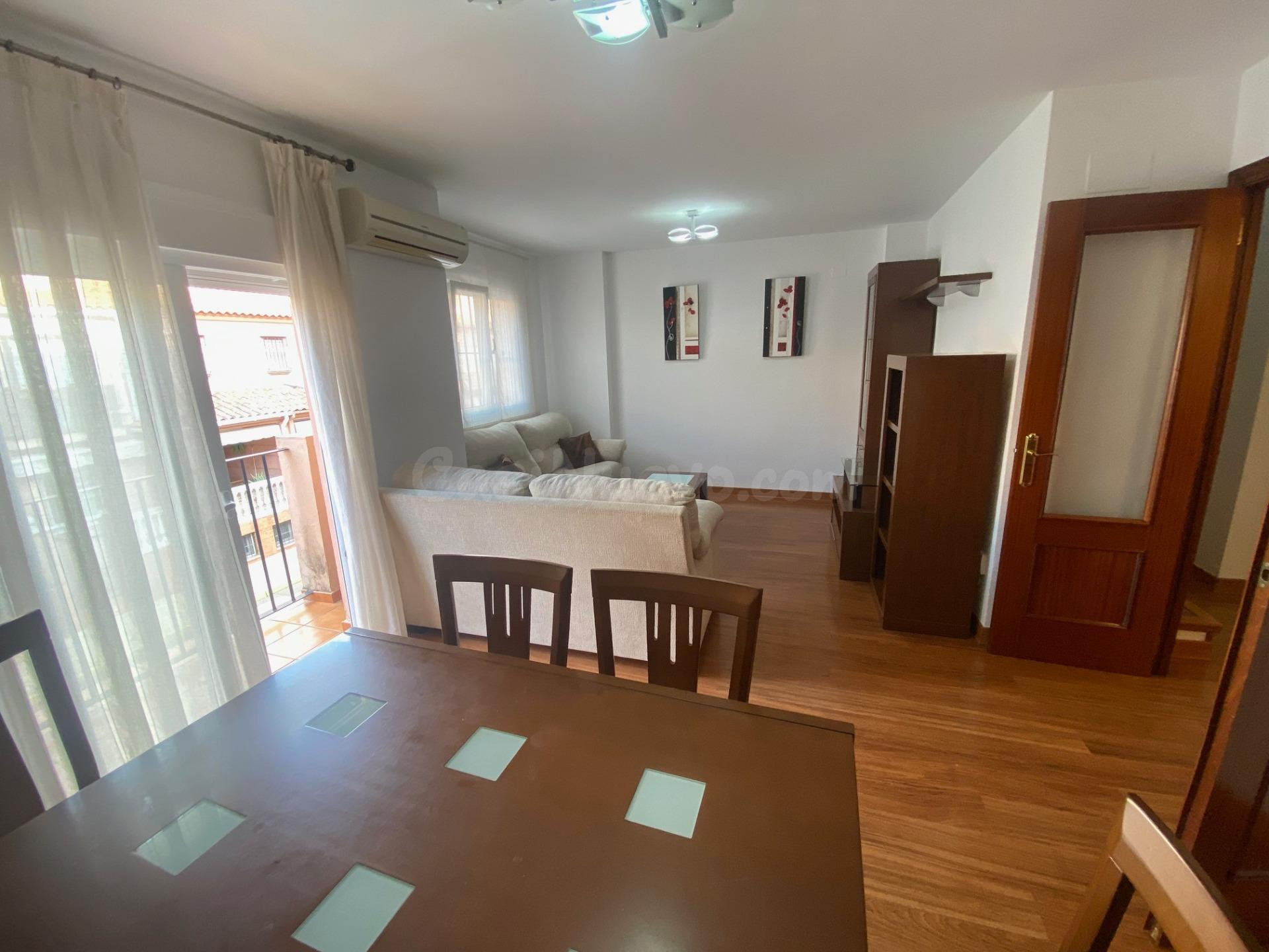 TOMARES. BONITO TRIPLEX AMUEBLADO JUNTO AL AYUNTAMIENTO