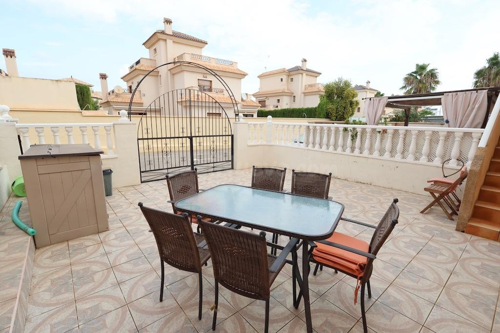 Bungalow en La Zenia con jardín y parking privado