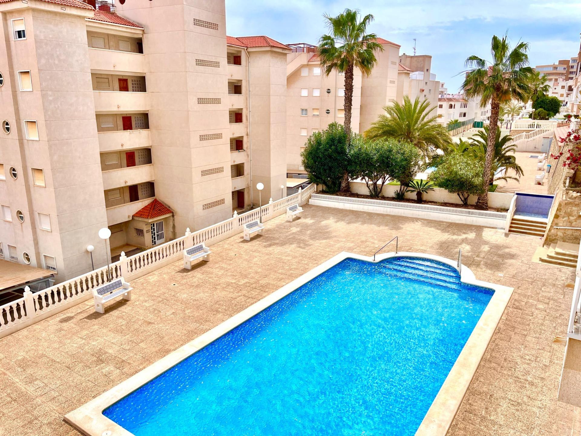 BONITO APARTAMENTO EN ARENALES DEL SOL ( Disponible de Septiembre a Junio)