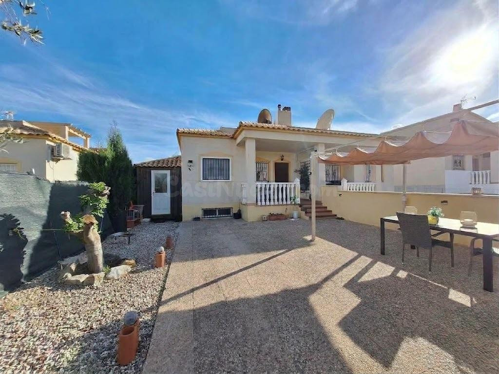 CHALET PAREADO CON AMPLIA PARCELA Y GRANDES POSIBILIDADES DE AMPLIACIÓN EN CASTALLA INTERNACIONAL