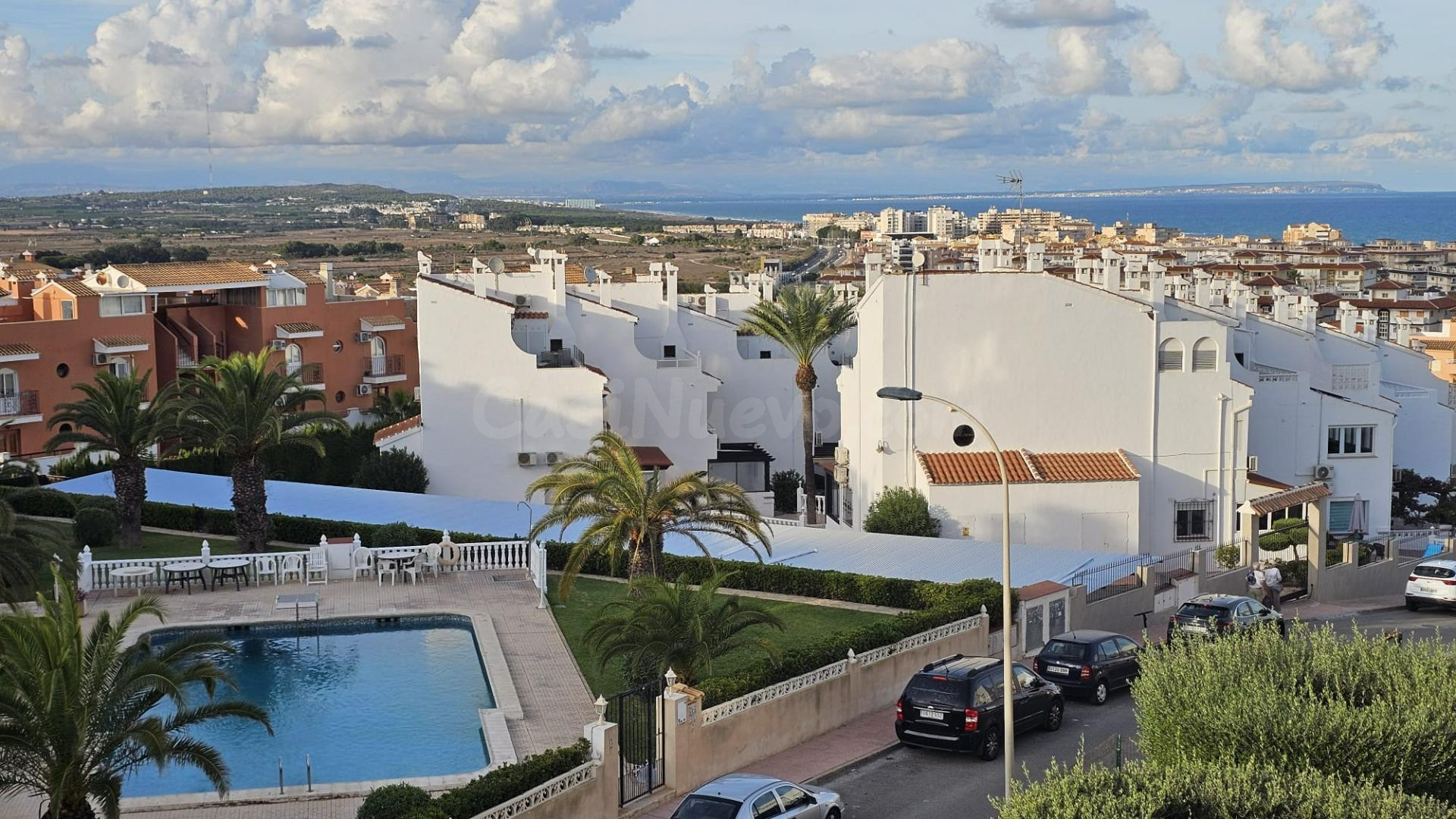 Estudio con piscina. parquing y vista al mar