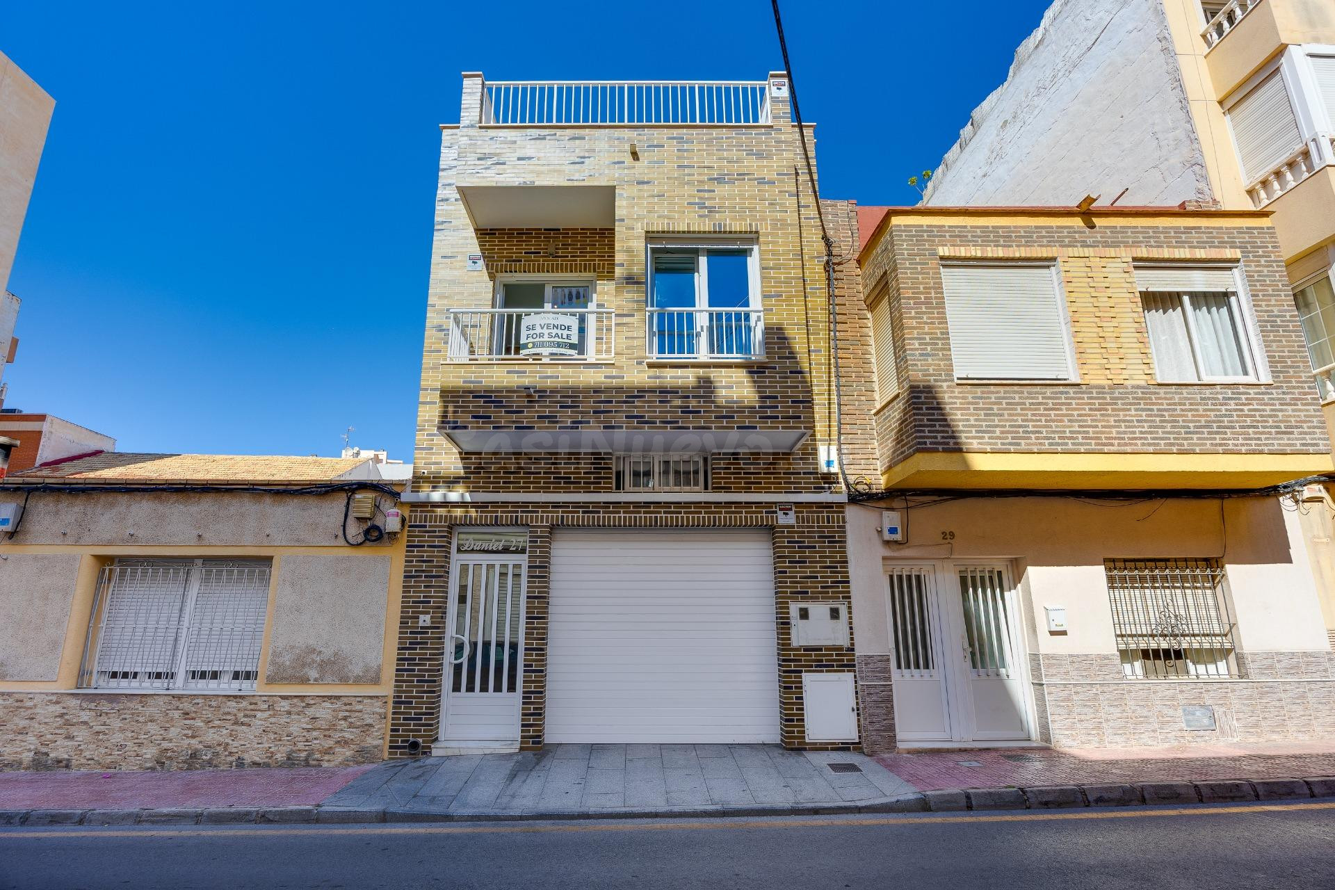 CASA ADOSADA REFORMADA EN EL CENTRO DE TORREVIEJA – CALLE LA PAZ