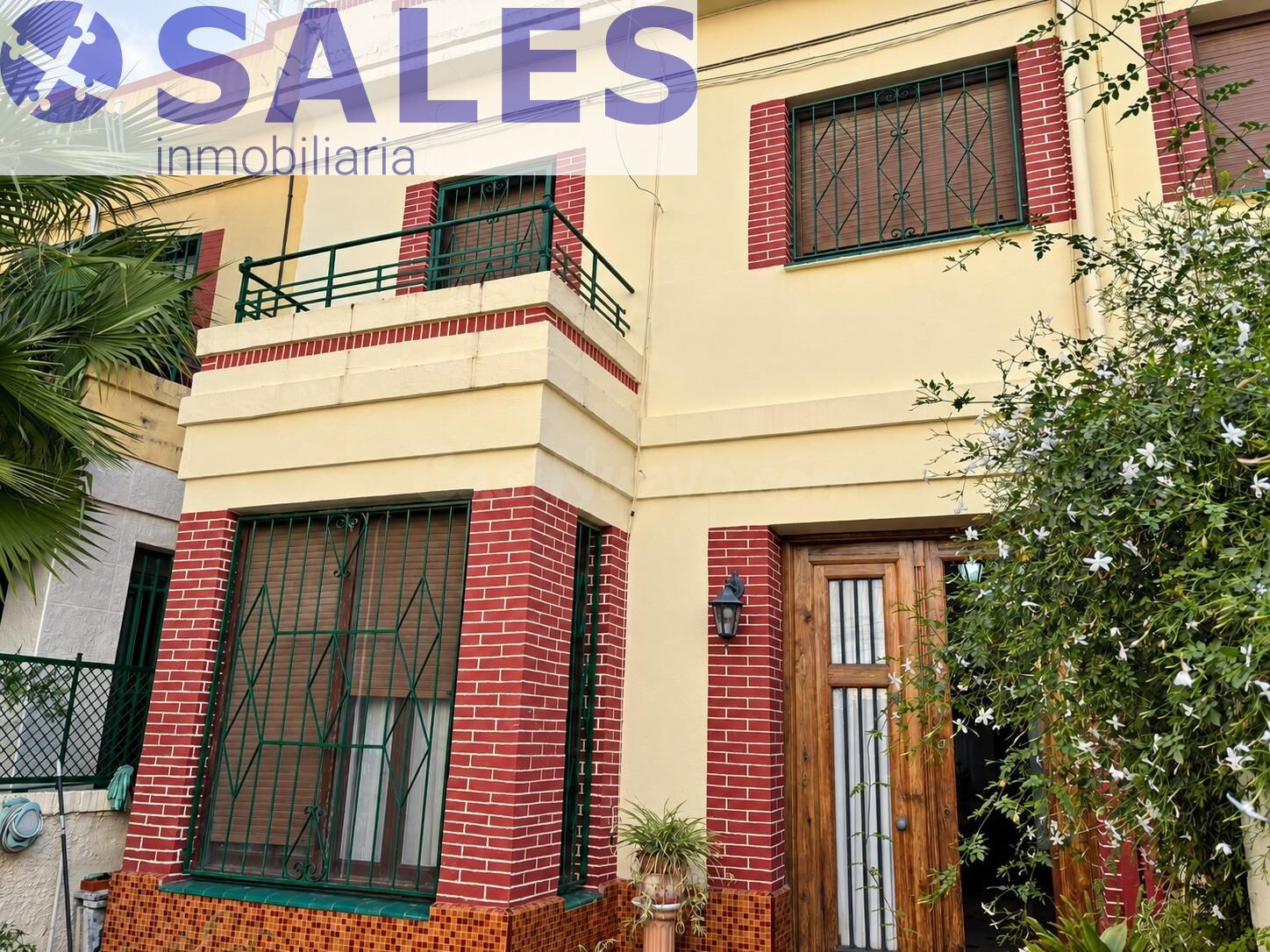 CASA ADOSADA CON TERRAZAS, PATIO Y BUHARDILLA EN AYORA - foto 2