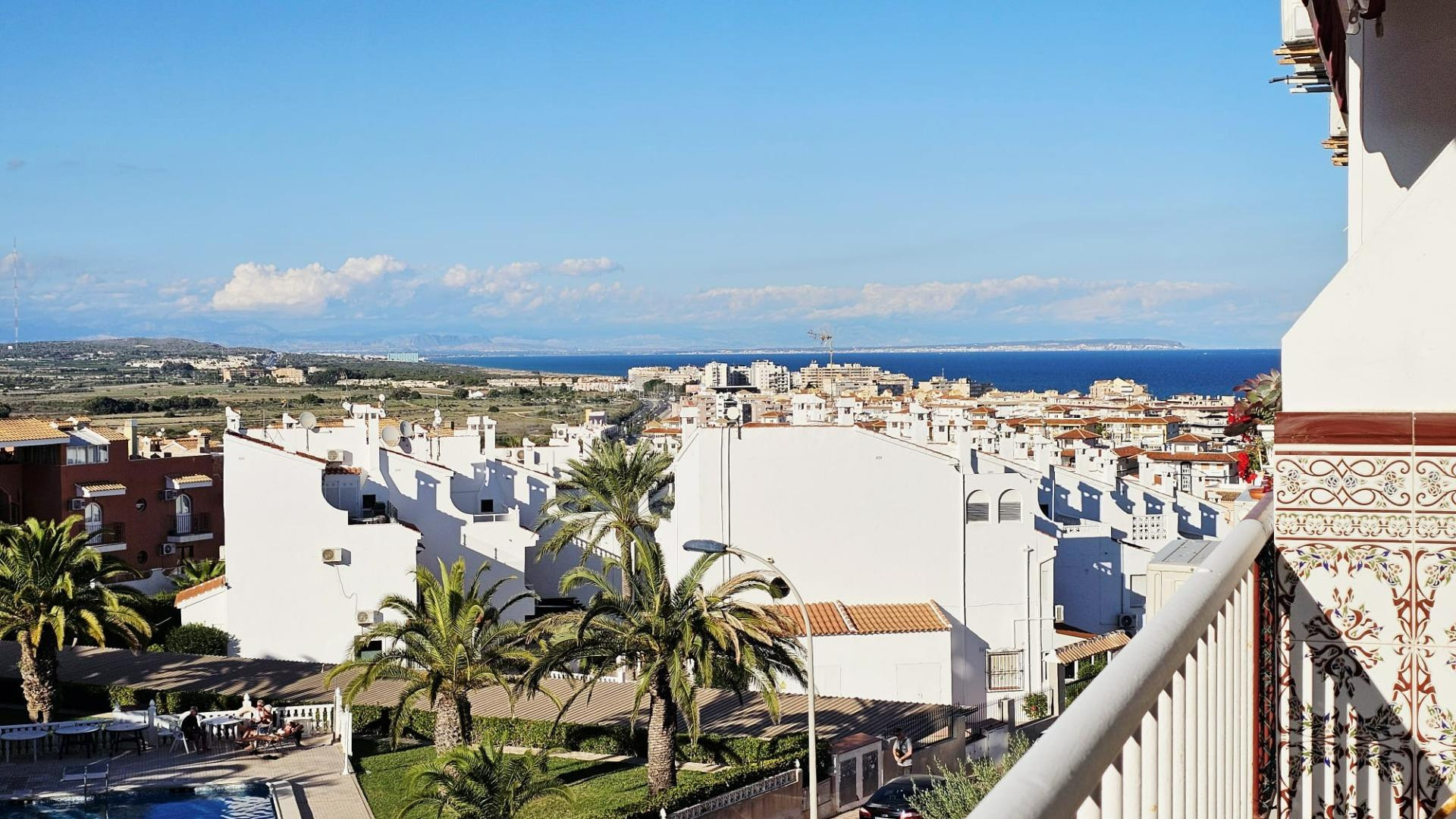 Estudio con piscina. parquing y vista al mar