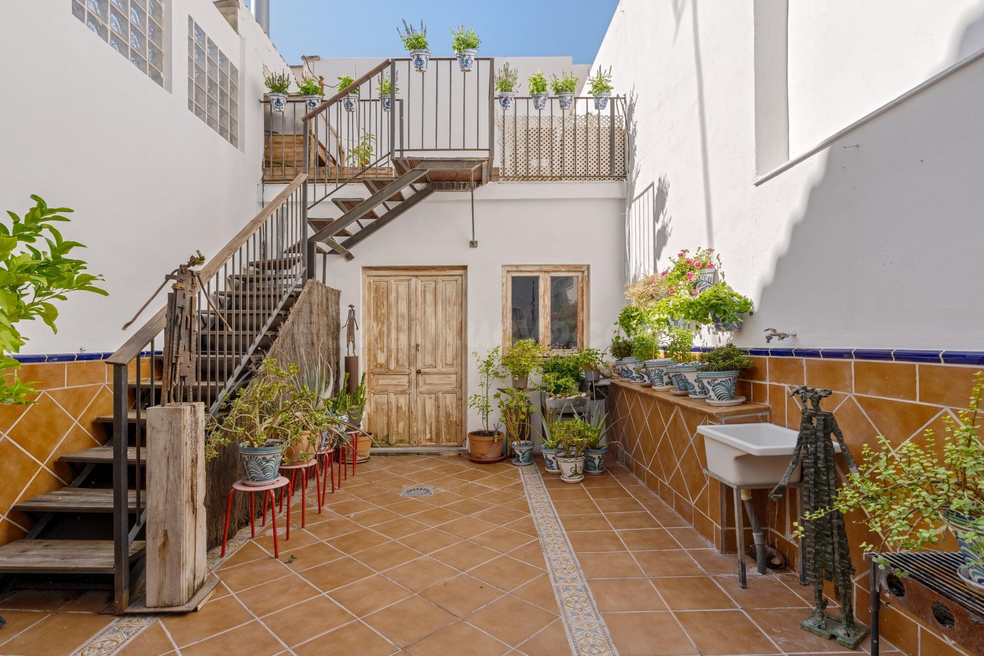 PRECIOSA CASA CON PATIO EN UNA DE LAS MEJORES ZONAS DE ATARFE