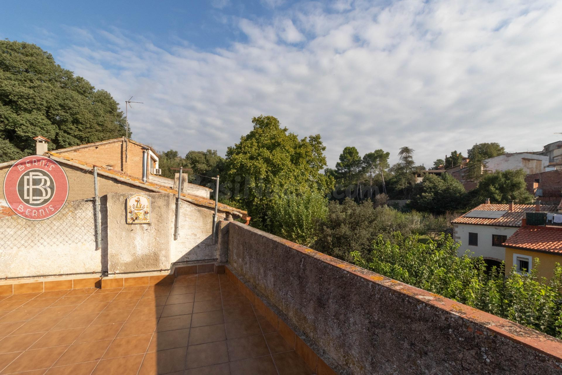 CASA DE POBLE AMB ENCANT, 288 m2 CONSTRUÏTS  AMB CELLER  PAT - foto 2