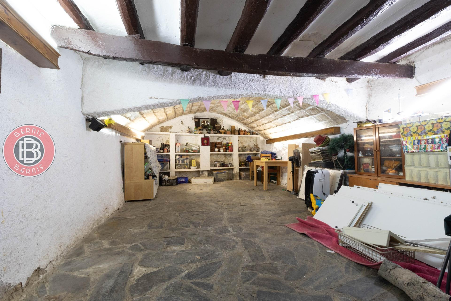 CASA DE POBLE AMB ENCANT, 288 m2 CONSTRUÏTS  AMB CELLER  PAT - foto 3