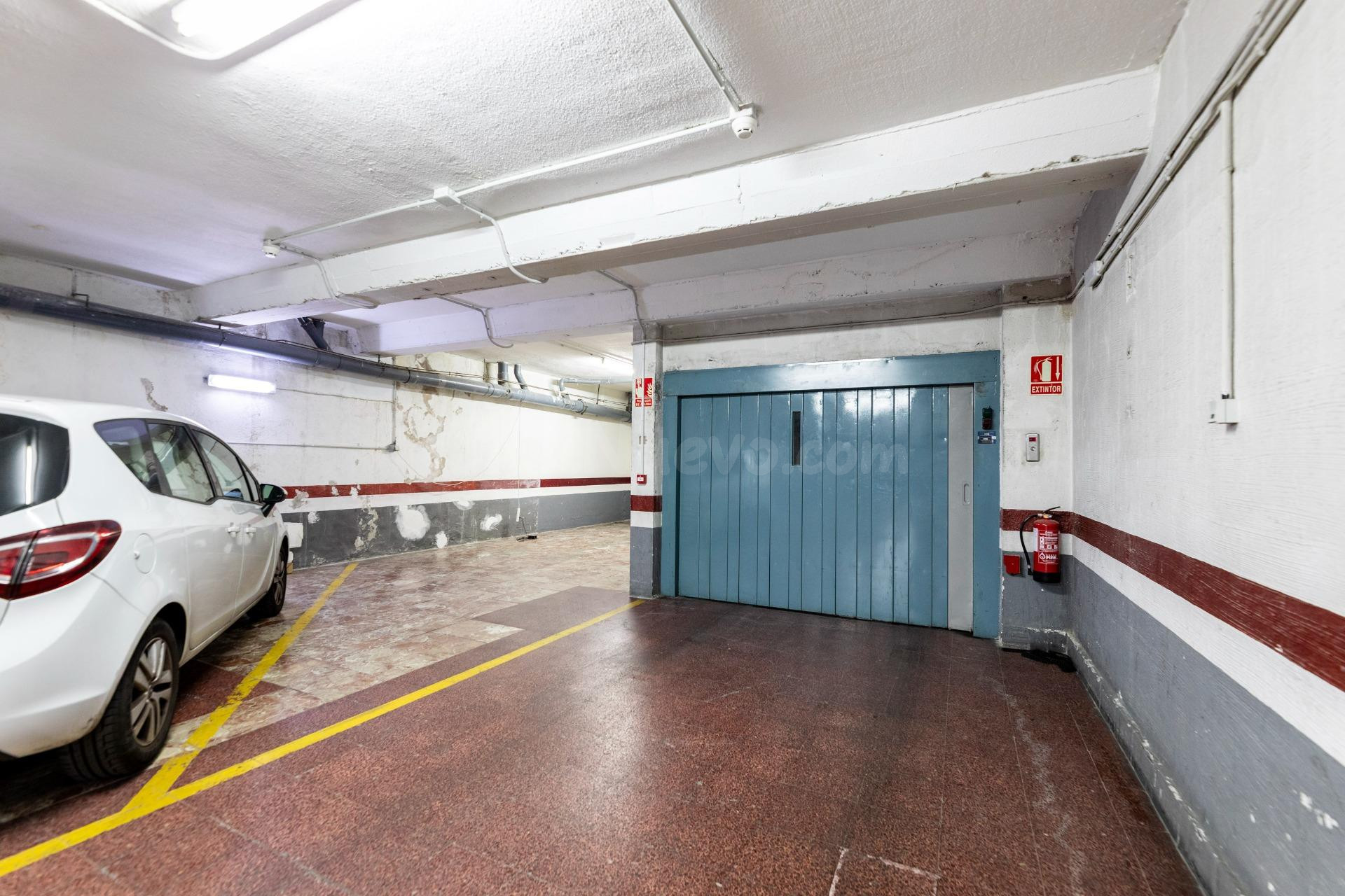 Exclusiva plaza de garaje junto al Retiro con montacoches