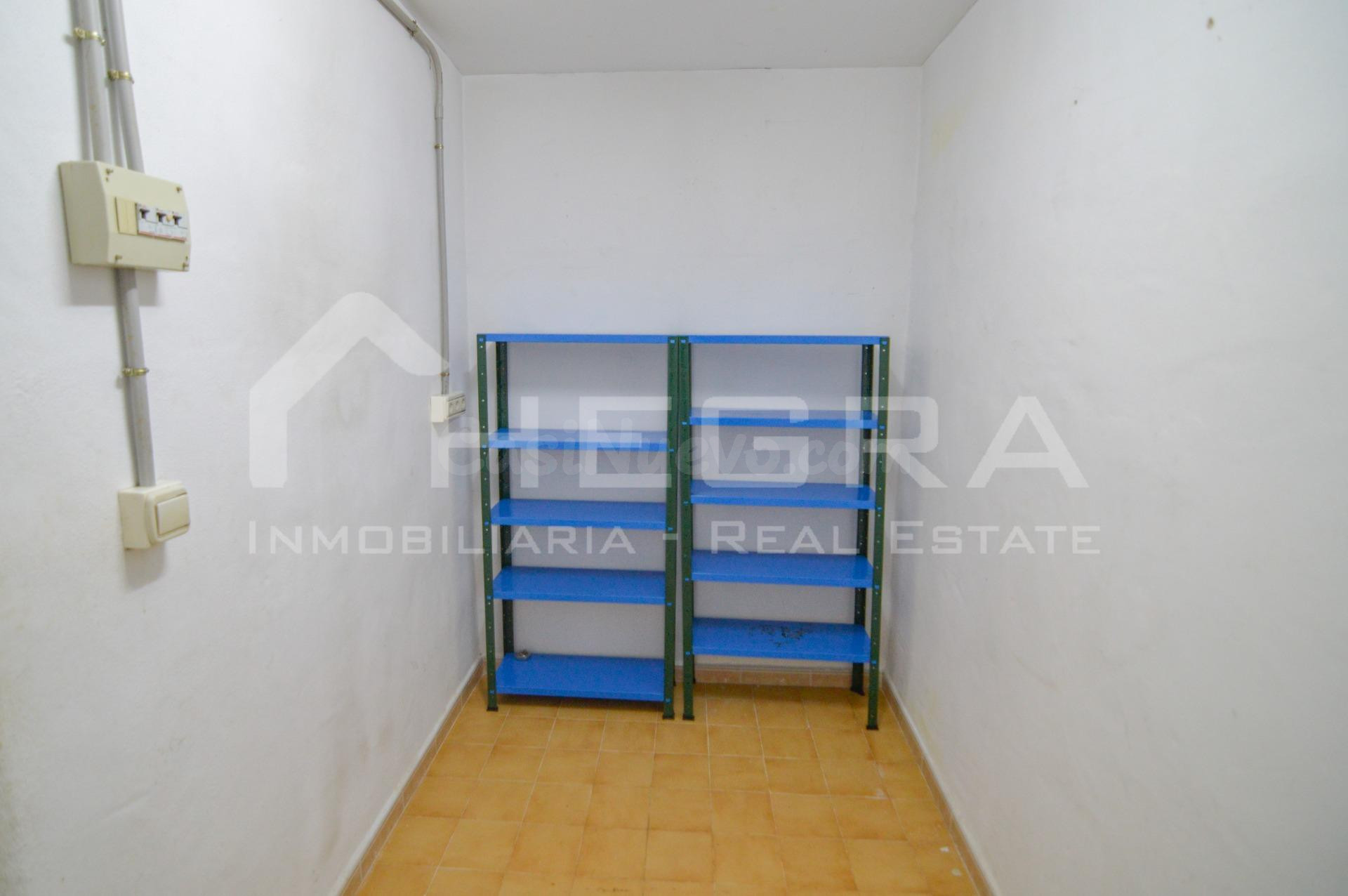 SE ALQUILA AMPLIO TRASTERO – PLAYA DEL CURA. Calle Ramón Gallud 200, en Torrevieja